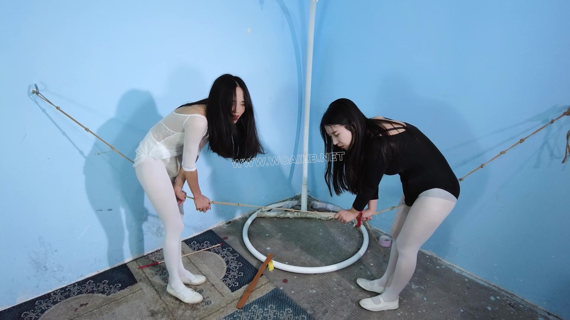 《石头剪刀布》老师让两个舞蹈生上绳上进行走绳训练！两人石头剪刀布谁输就要被对 预览图