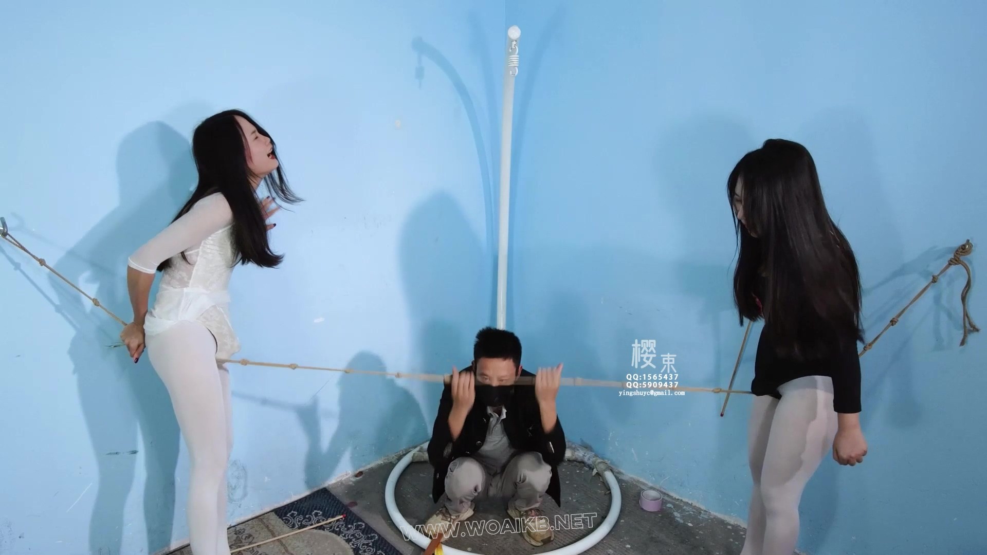 《石头剪刀布》老师让两个舞蹈生上绳上进行走绳训练！两人石头剪刀布谁输就要被对 预览图