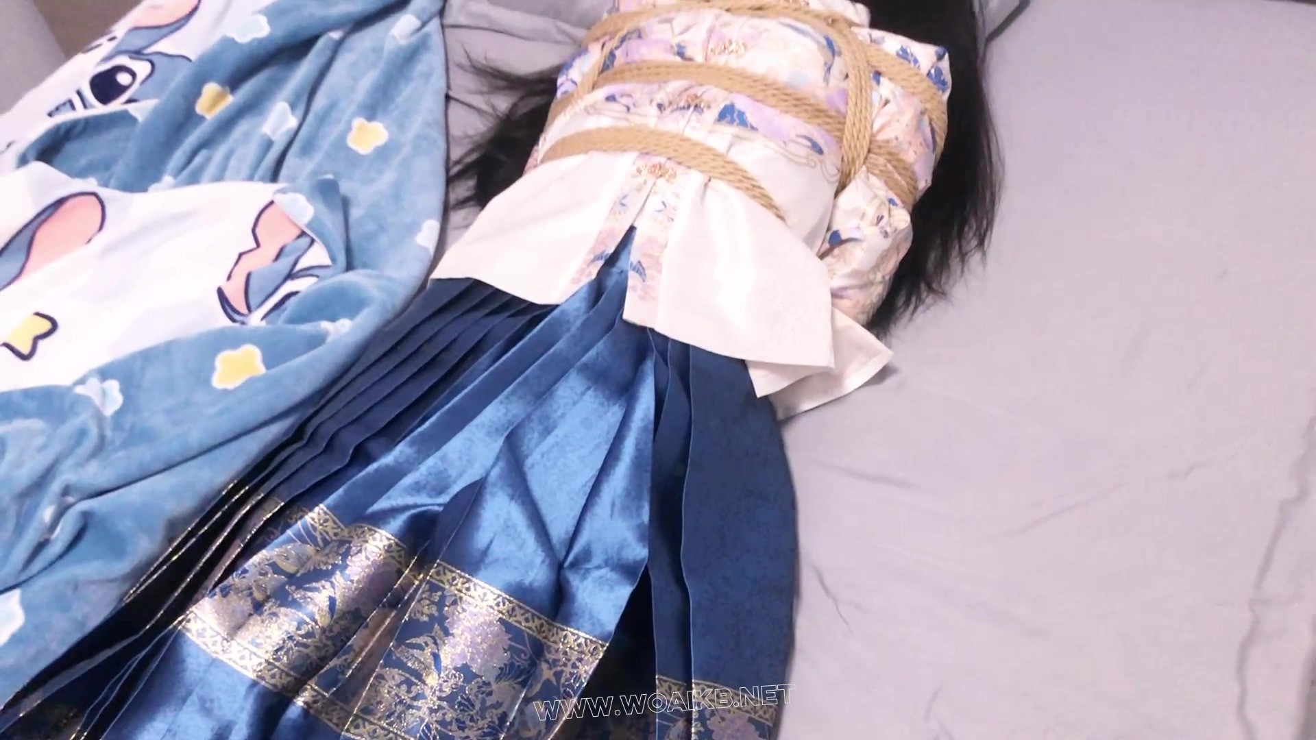 《圈养系》第四集-汉服马面裙+日式捆绑并腿捆丝巾胶布封嘴睡觉+撕开胶布抽出丝巾+ 预览图