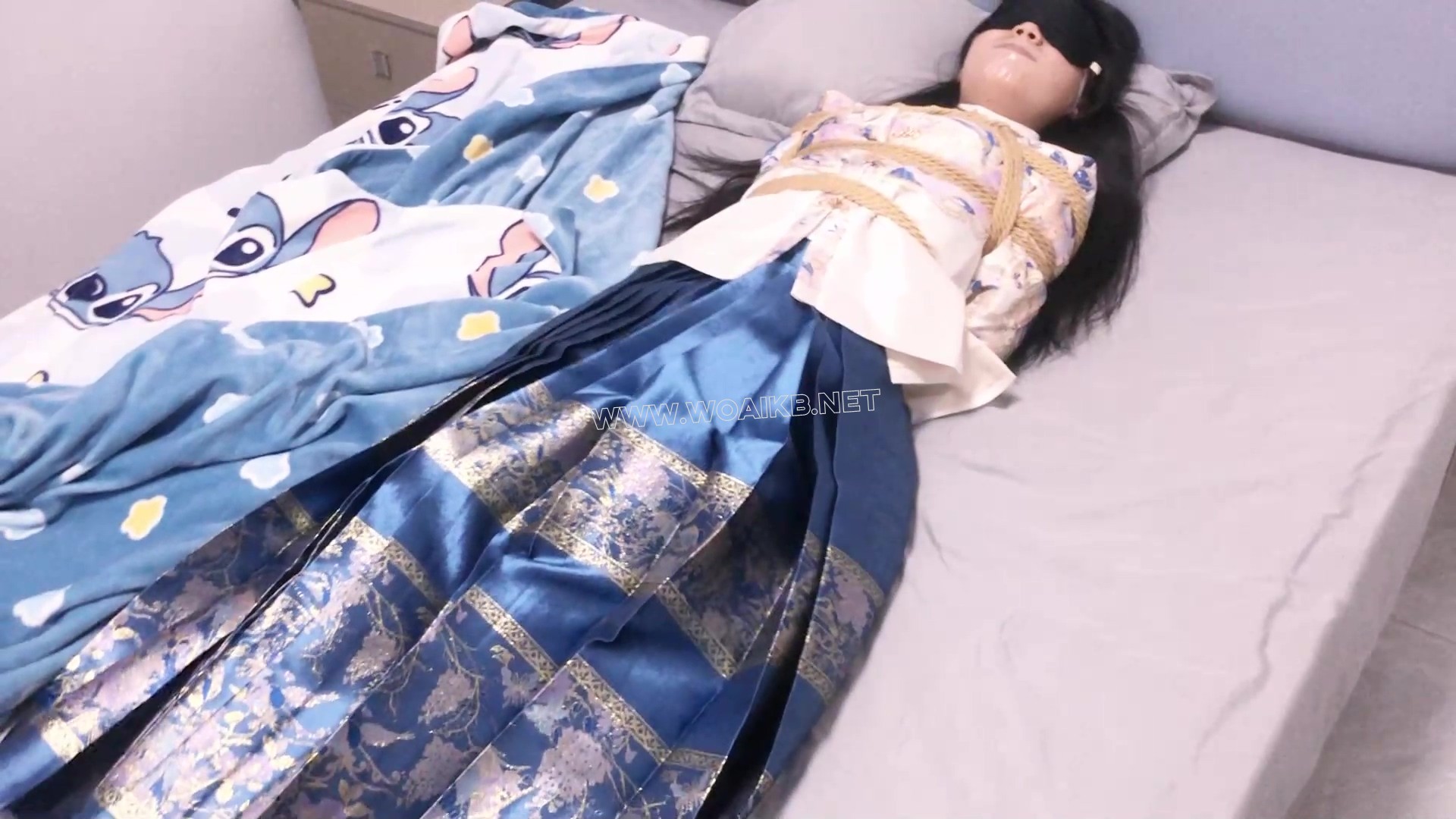 《圈养系》第四集-汉服马面裙+日式捆绑并腿捆丝巾胶布封嘴睡觉+撕开胶布抽出丝巾+ 预览图