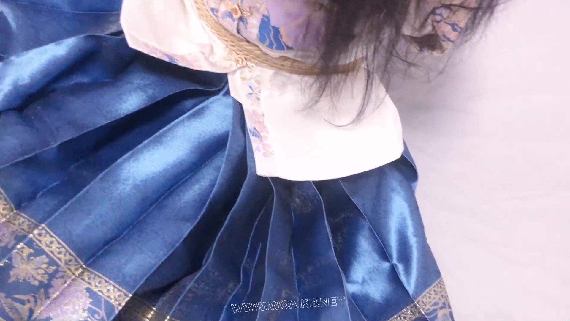 《圈养系》第四集-汉服马面裙+日式捆绑并腿捆丝巾胶布封嘴睡觉+撕开胶布抽出丝巾+ 预览图