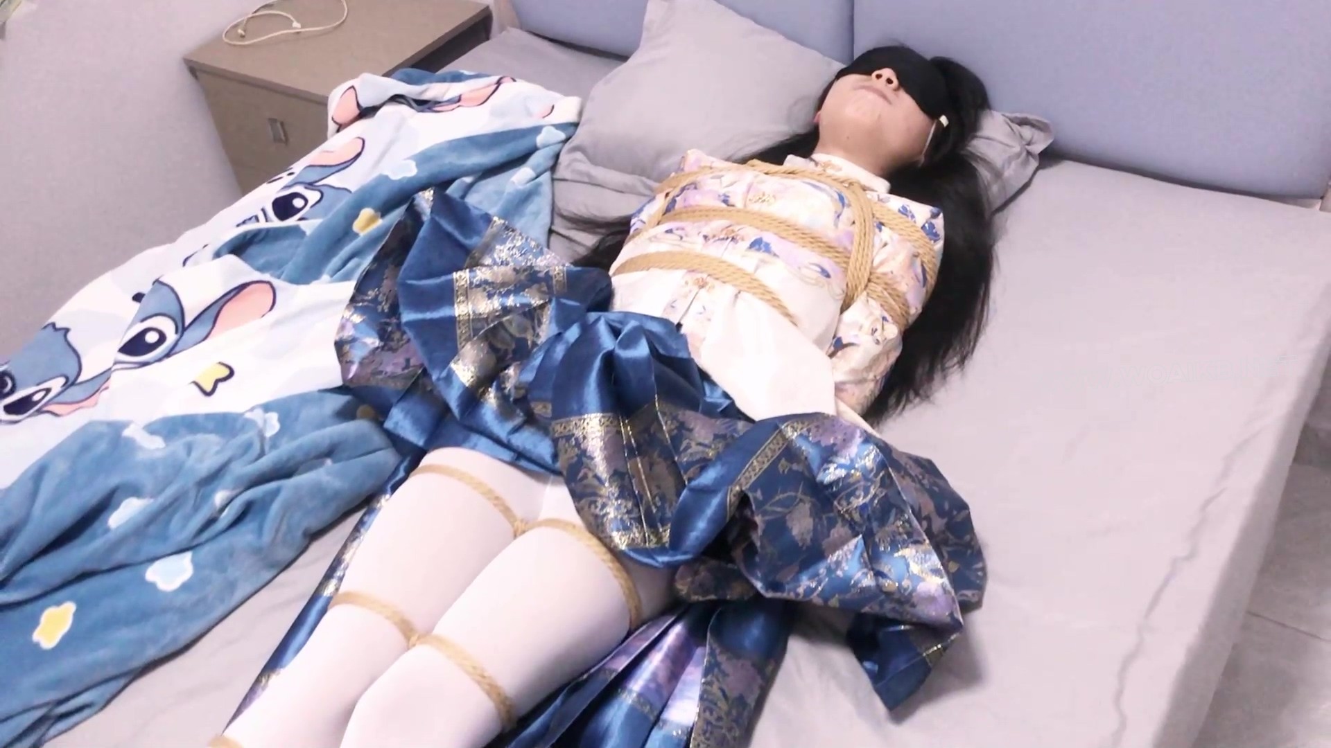 《圈养系》第四集-汉服马面裙+日式捆绑并腿捆丝巾胶布封嘴睡觉+撕开胶布抽出丝巾+ 预览图