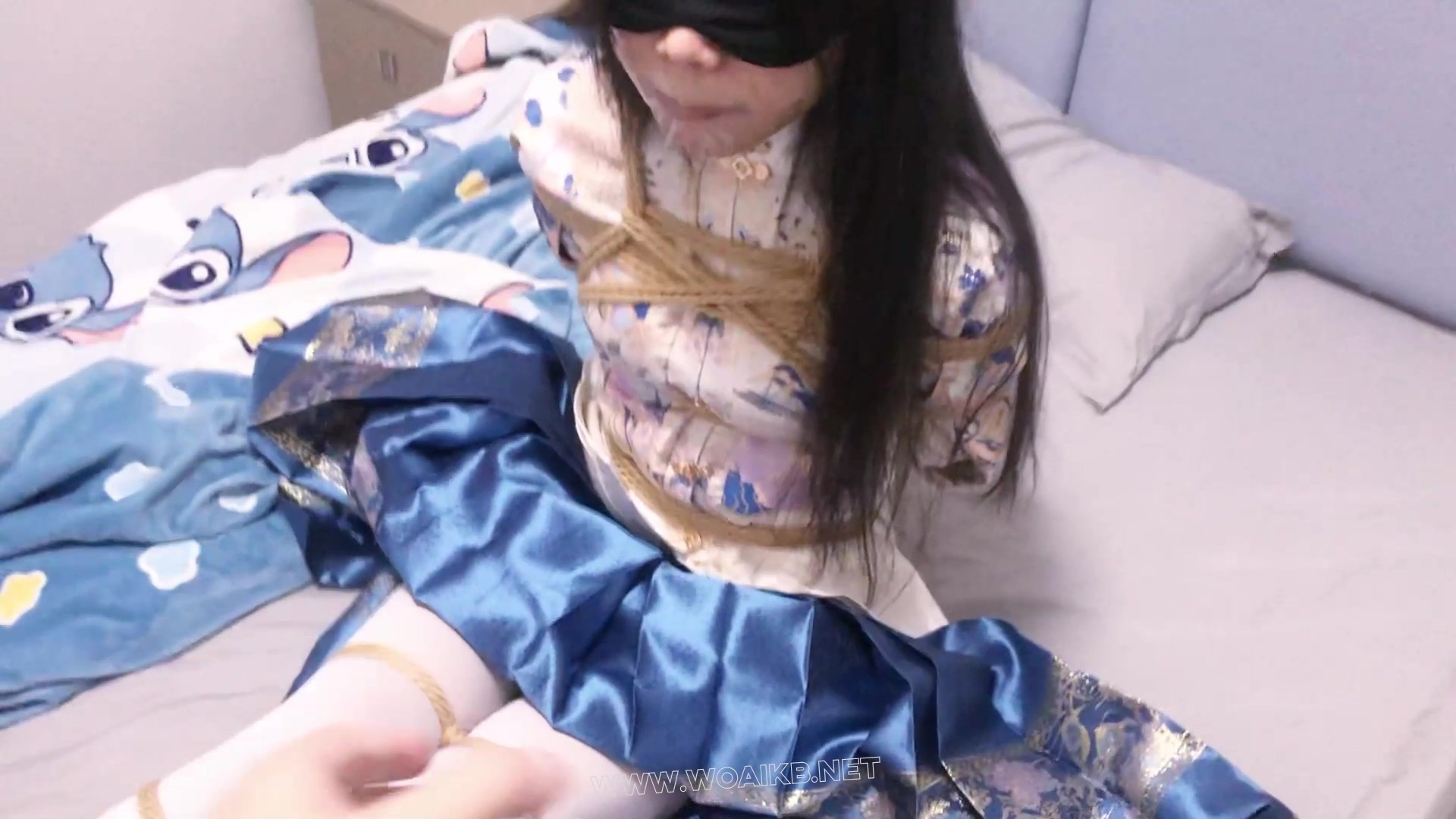 《圈养系》第四集-汉服马面裙+日式捆绑并腿捆丝巾胶布封嘴睡觉+撕开胶布抽出丝巾+ 预览图