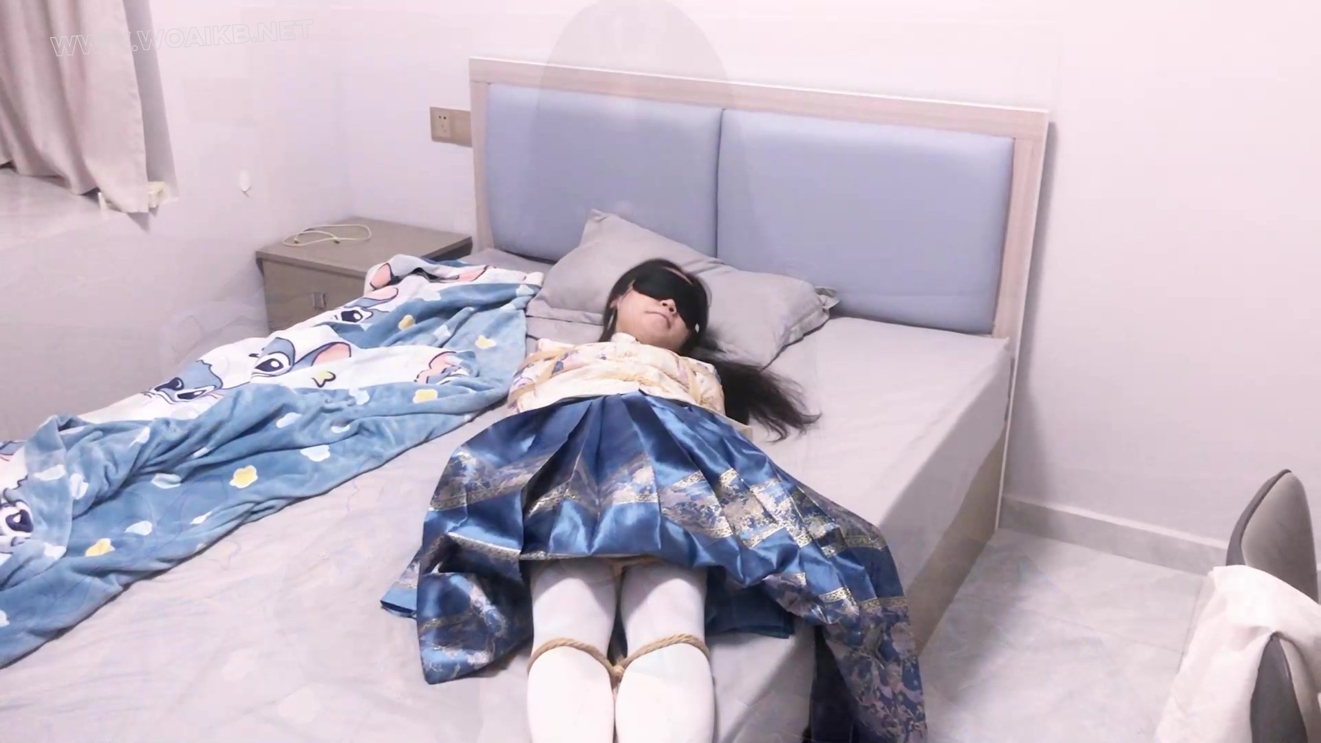 《圈养系》第四集-汉服马面裙+日式捆绑并腿捆丝巾胶布封嘴睡觉+撕开胶布抽出丝巾+ 预览图