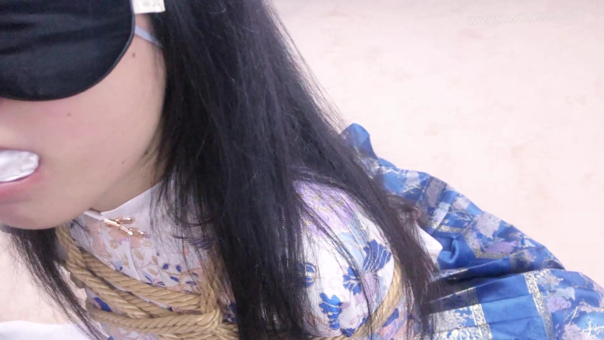 《圈养系》第四集-汉服马面裙+日式捆绑并腿捆丝巾胶布封嘴睡觉+撕开胶布抽出丝巾+ 预览图