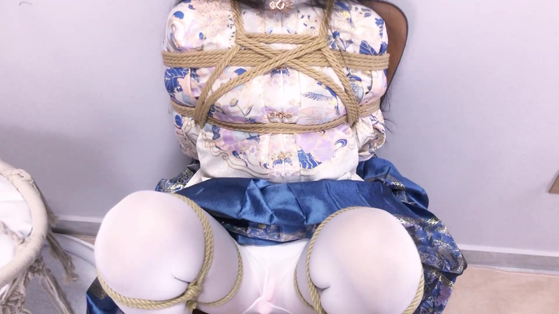 《圈养系》第四集-汉服马面裙+日式捆绑并腿捆丝巾胶布封嘴睡觉+撕开胶布抽出丝巾+ 预览图