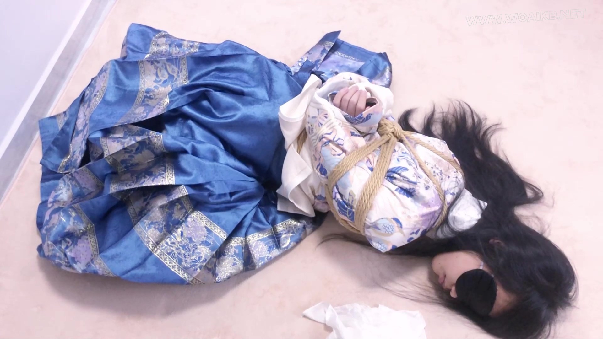 《圈养系》第四集-汉服马面裙+日式捆绑并腿捆丝巾胶布封嘴睡觉+撕开胶布抽出丝巾+ 预览图