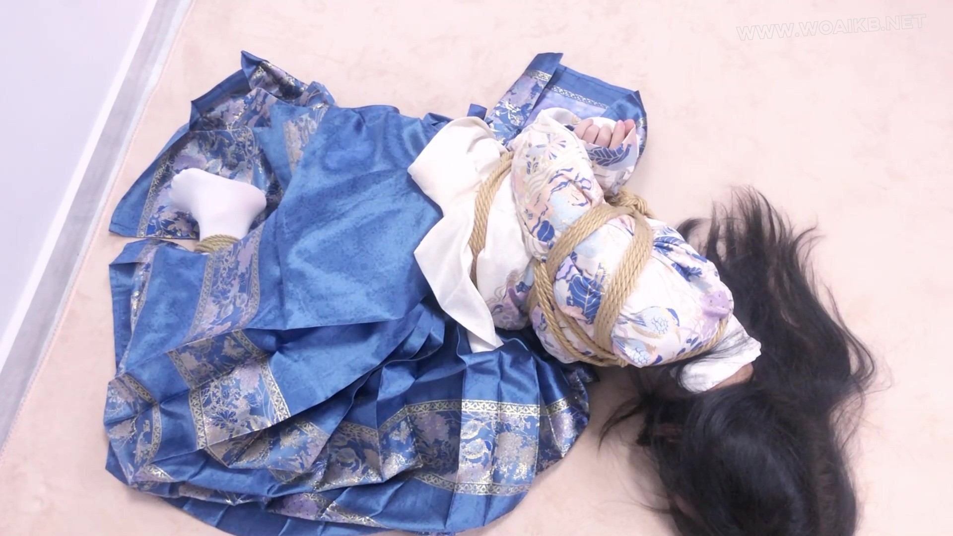 《圈养系》第四集-汉服马面裙+日式捆绑并腿捆丝巾胶布封嘴睡觉+撕开胶布抽出丝巾+ 预览图