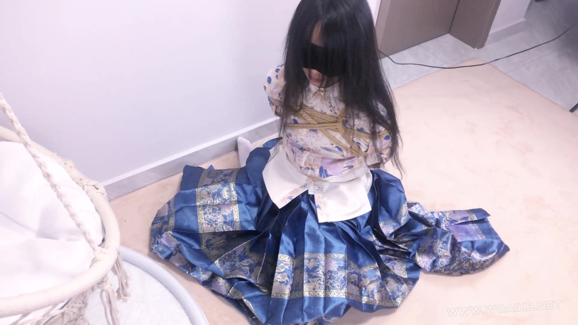 《圈养系》第四集-汉服马面裙+日式捆绑并腿捆丝巾胶布封嘴睡觉+撕开胶布抽出丝巾+ 预览图
