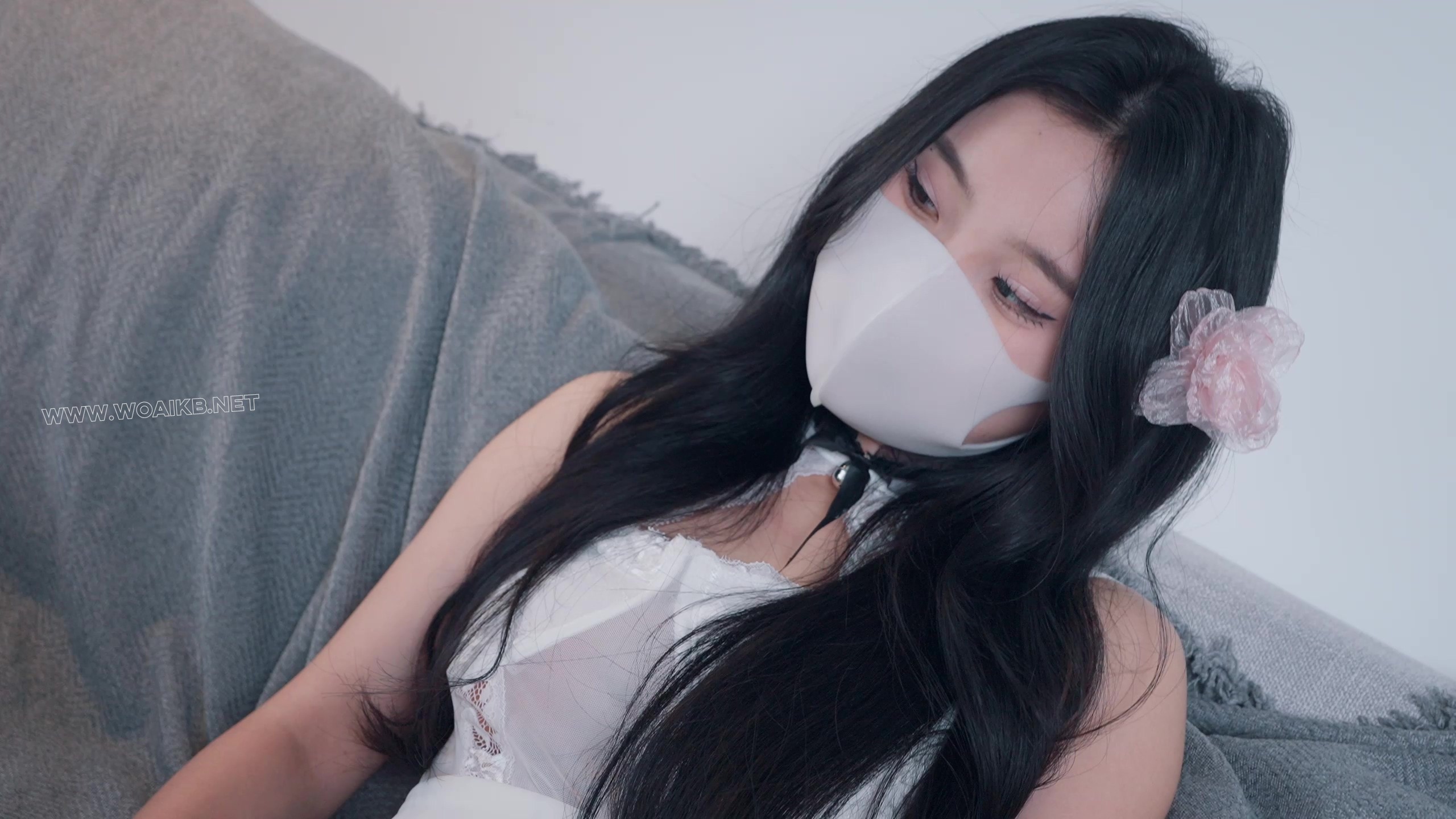 《被驯服的美艳少妇》下淫荡少妇跪着迎接情人，背着门后的丈夫和修理工玩了起来， 预览图