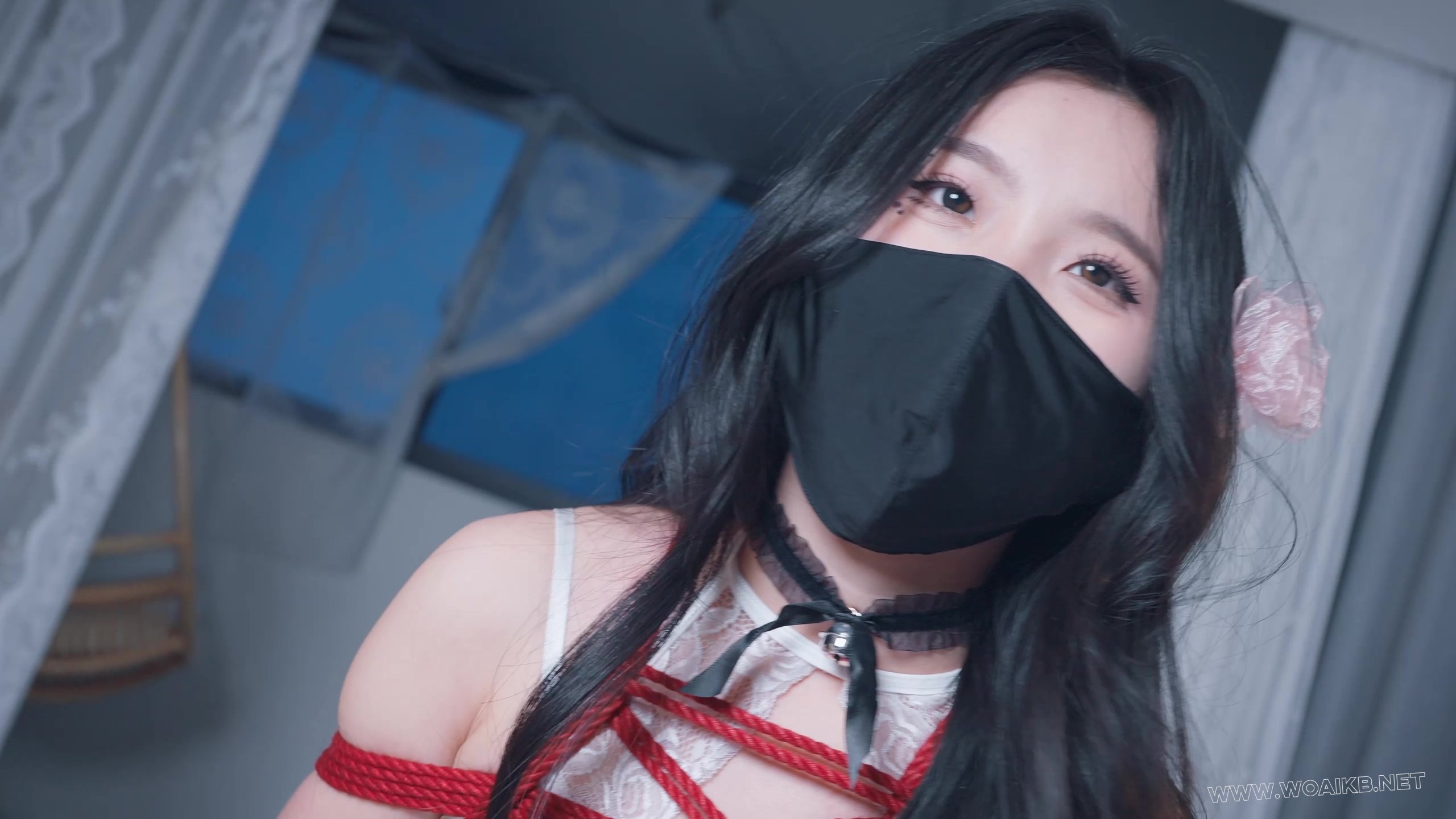 《被驯服的美艳少妇》下淫荡少妇跪着迎接情人，背着门后的丈夫和修理工玩了起来， 预览图