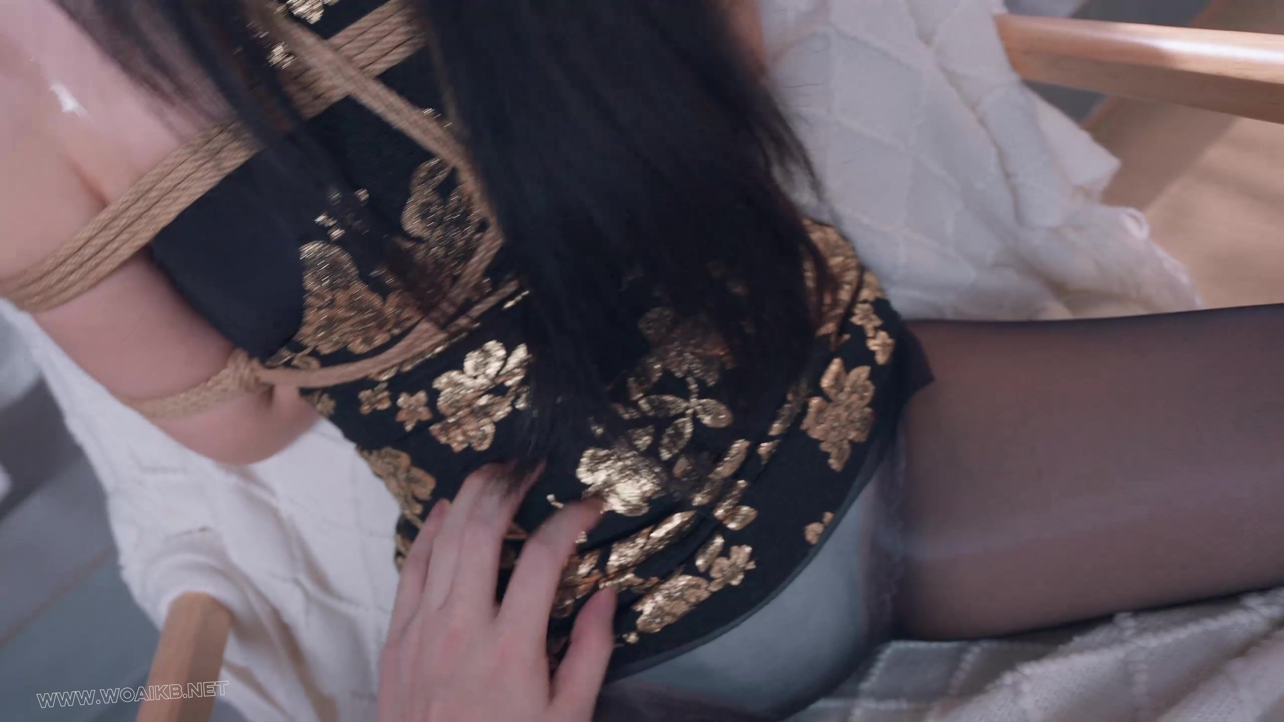 《欠债人妻》第二集 迷晕+重口丝袜堵嘴+胶带+TK+足铐+侵犯视角 原味丝袜堵贴胶带再 预览图