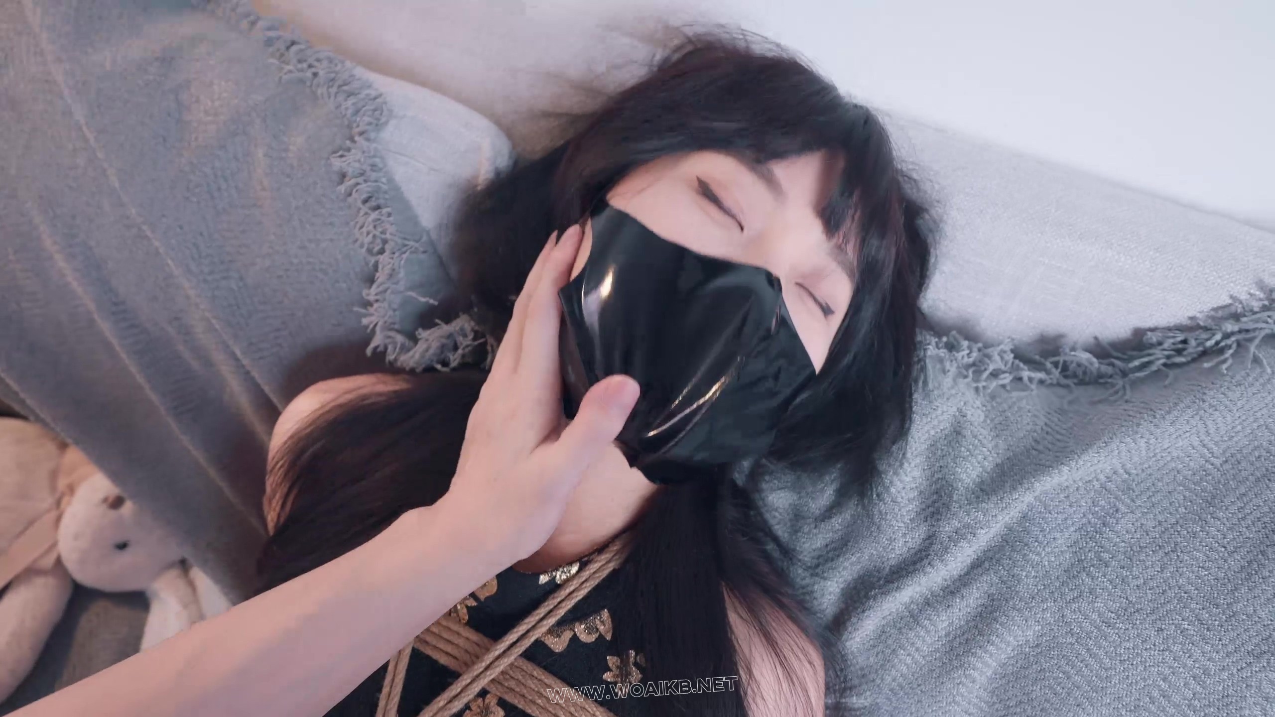 《欠债人妻》第二集 迷晕+重口丝袜堵嘴+胶带+TK+足铐+侵犯视角 原味丝袜堵贴胶带再 预览图