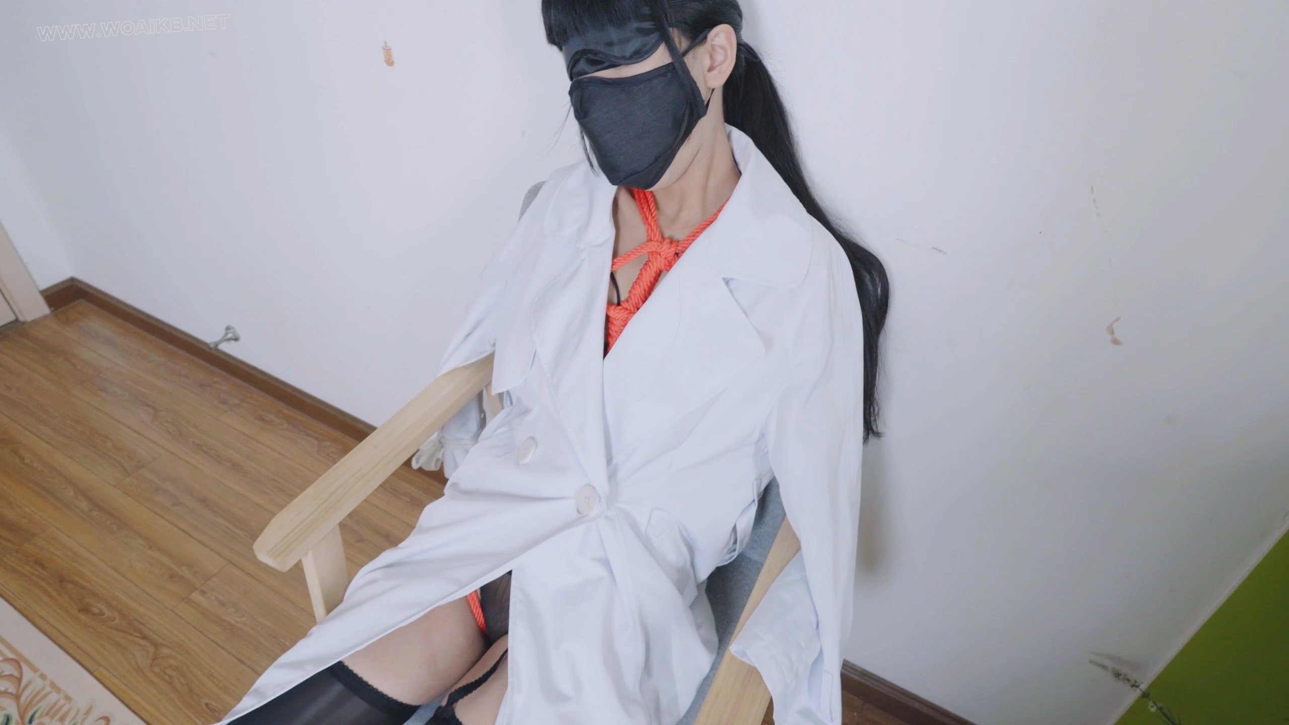 风衣下的捆绑，性感黑色内衣红绳，口球口罩+油亮吊带丝袜+震动傍固定带+糕朝 预览图