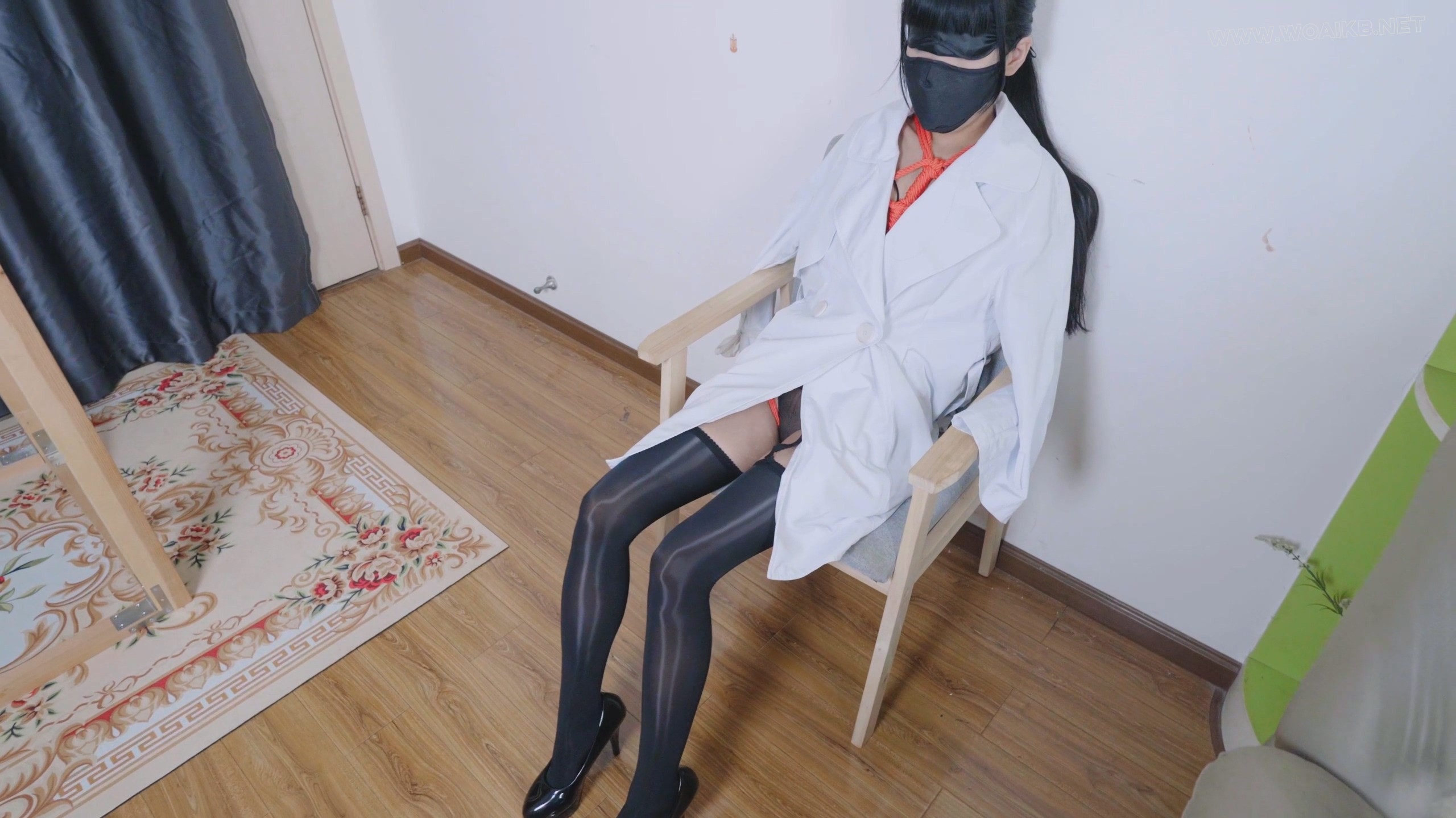 风衣下的捆绑，性感黑色内衣红绳，口球口罩+油亮吊带丝袜+震动傍固定带+糕朝 封面图