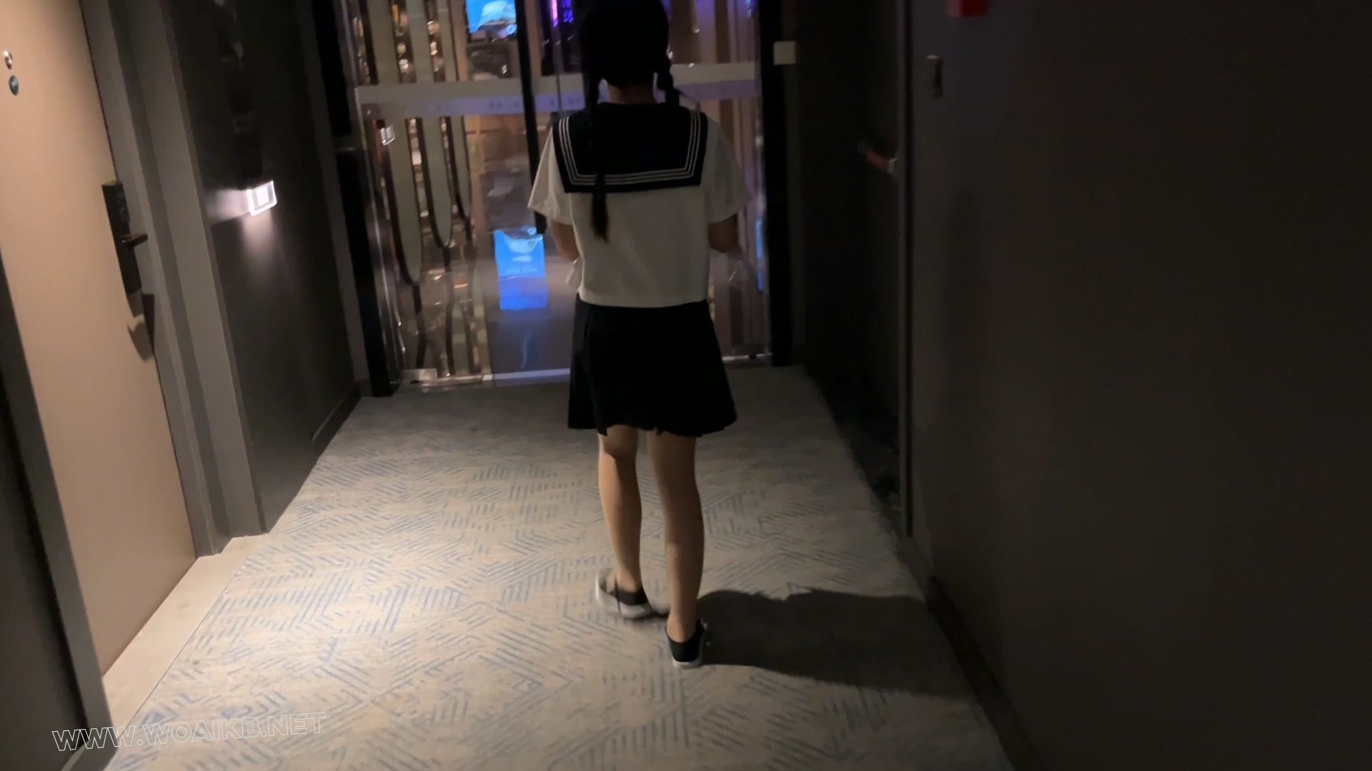 【户外惊魂-臭脚妹妹的秘密】史上最大量失禁+cha入式玩具外出+超紧股绳，JK+发光肉 预览图