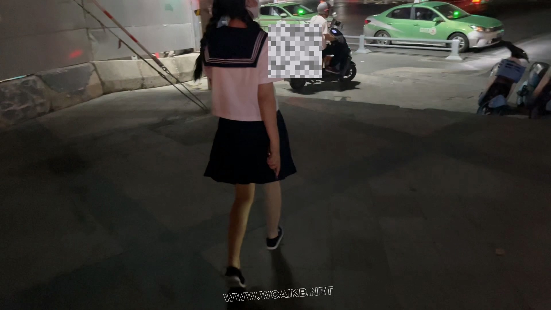 【户外惊魂-臭脚妹妹的秘密】史上最大量失禁+cha入式玩具外出+超紧股绳，JK+发光肉 预览图
