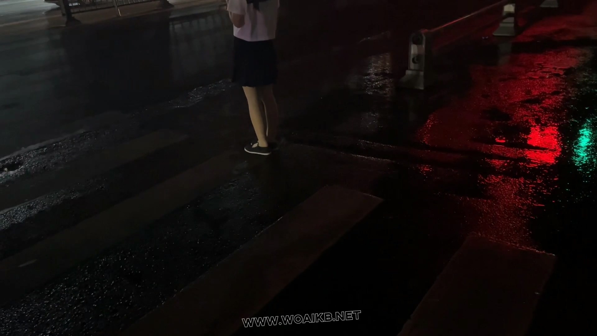 【户外惊魂-臭脚妹妹的秘密】史上最大量失禁+cha入式玩具外出+超紧股绳，JK+发光肉 预览图