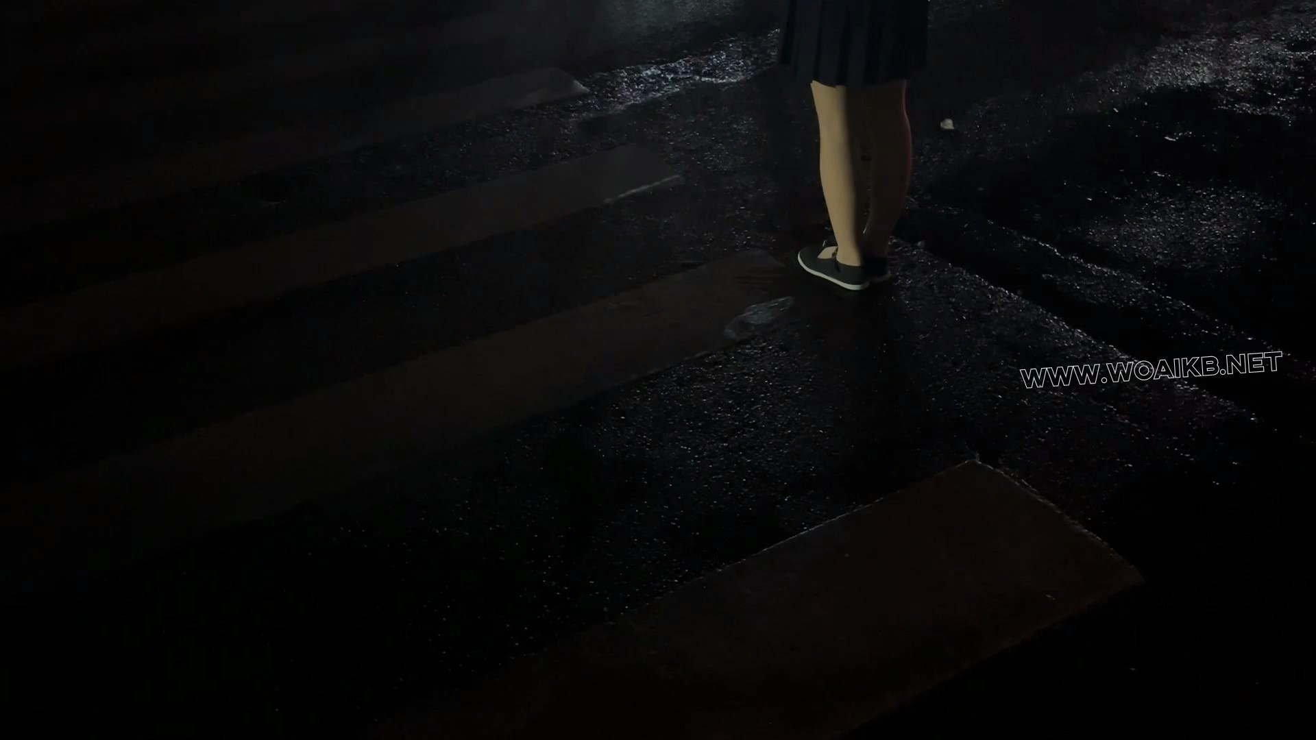 【户外惊魂-臭脚妹妹的秘密】史上最大量失禁+cha入式玩具外出+超紧股绳，JK+发光肉 预览图