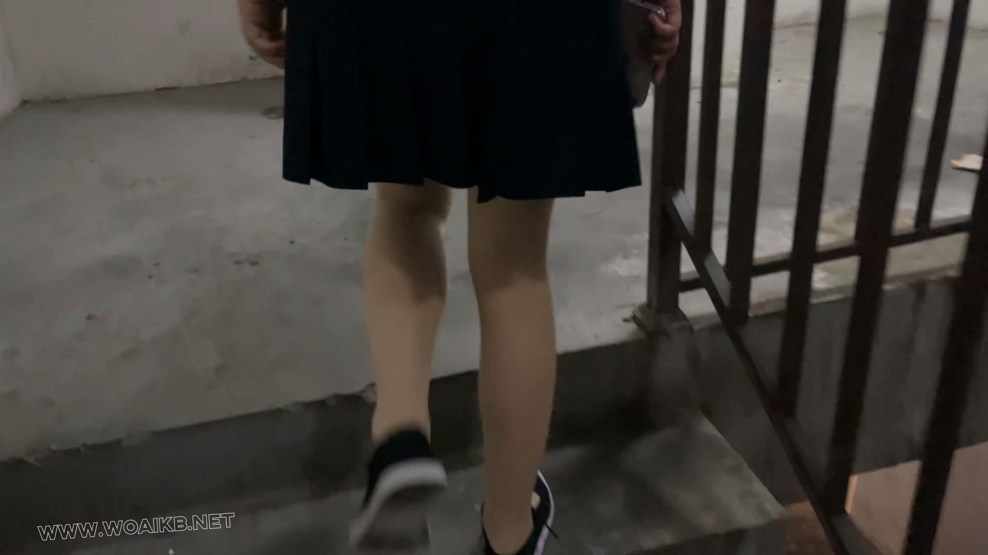 【户外惊魂-臭脚妹妹的秘密】史上最大量失禁+cha入式玩具外出+超紧股绳，JK+发光肉 预览图