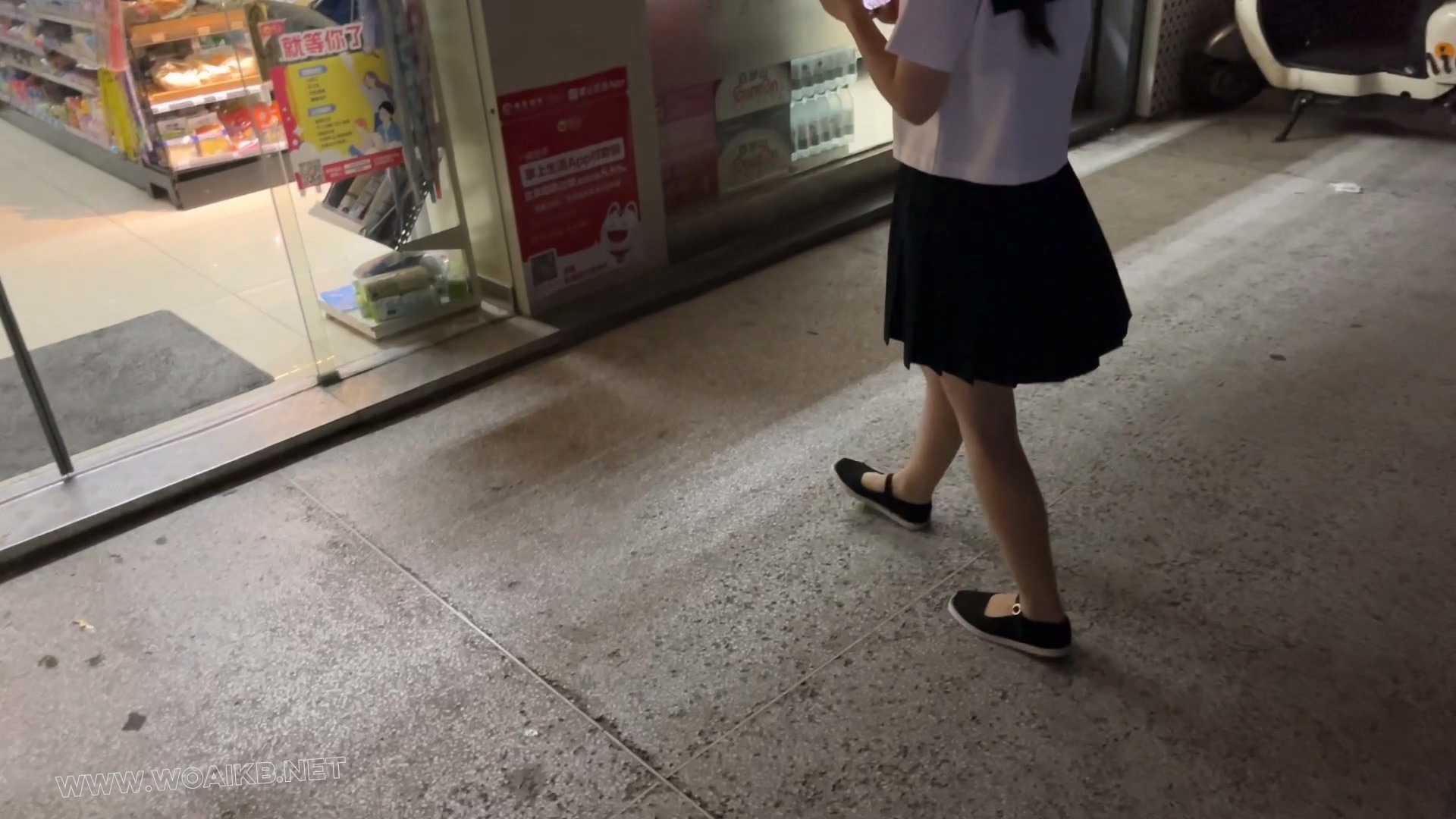 【户外惊魂-臭脚妹妹的秘密】史上最大量失禁+cha入式玩具外出+超紧股绳，JK+发光肉 预览图