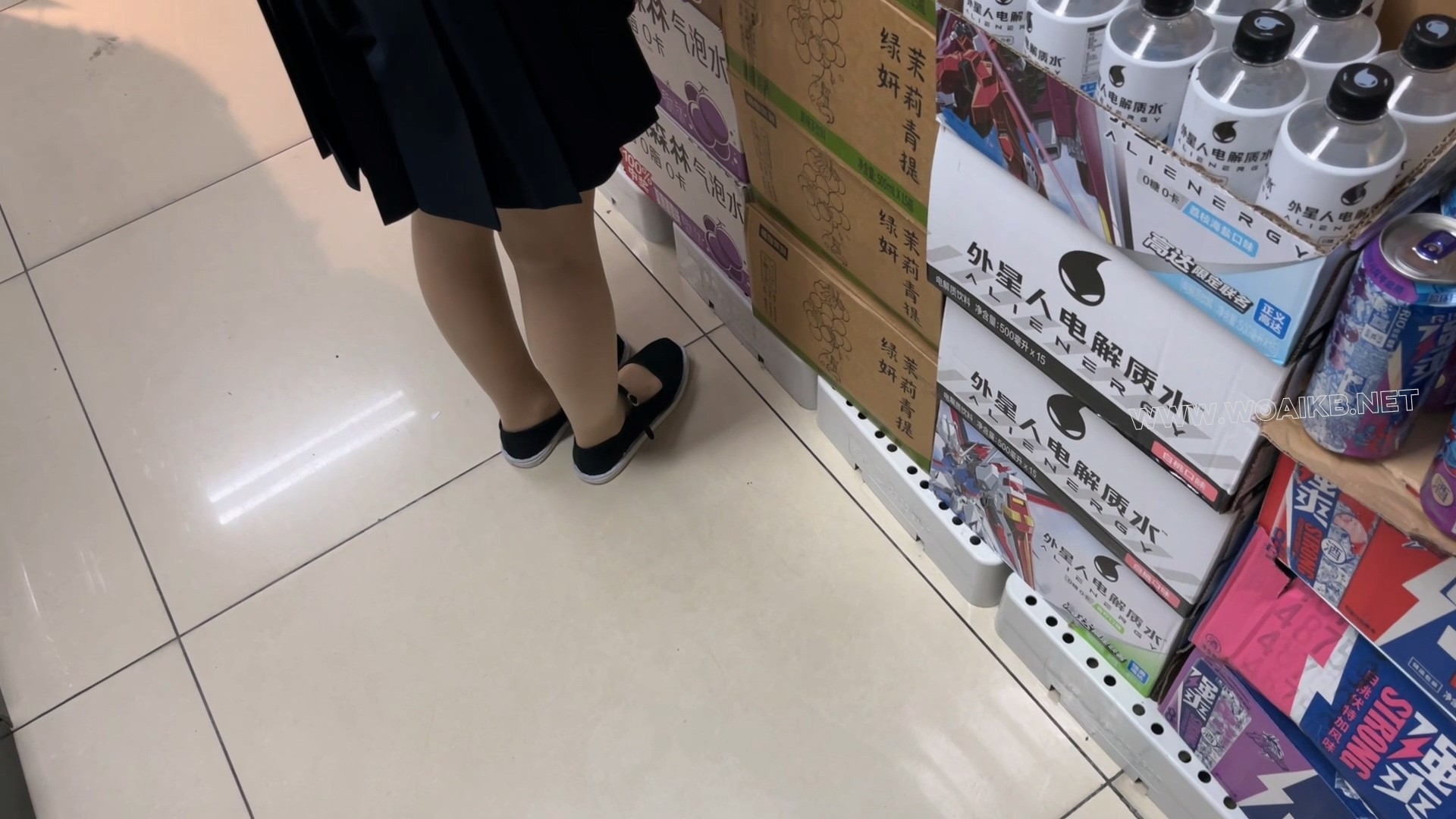 【户外惊魂-臭脚妹妹的秘密】史上最大量失禁+cha入式玩具外出+超紧股绳，JK+发光肉 预览图