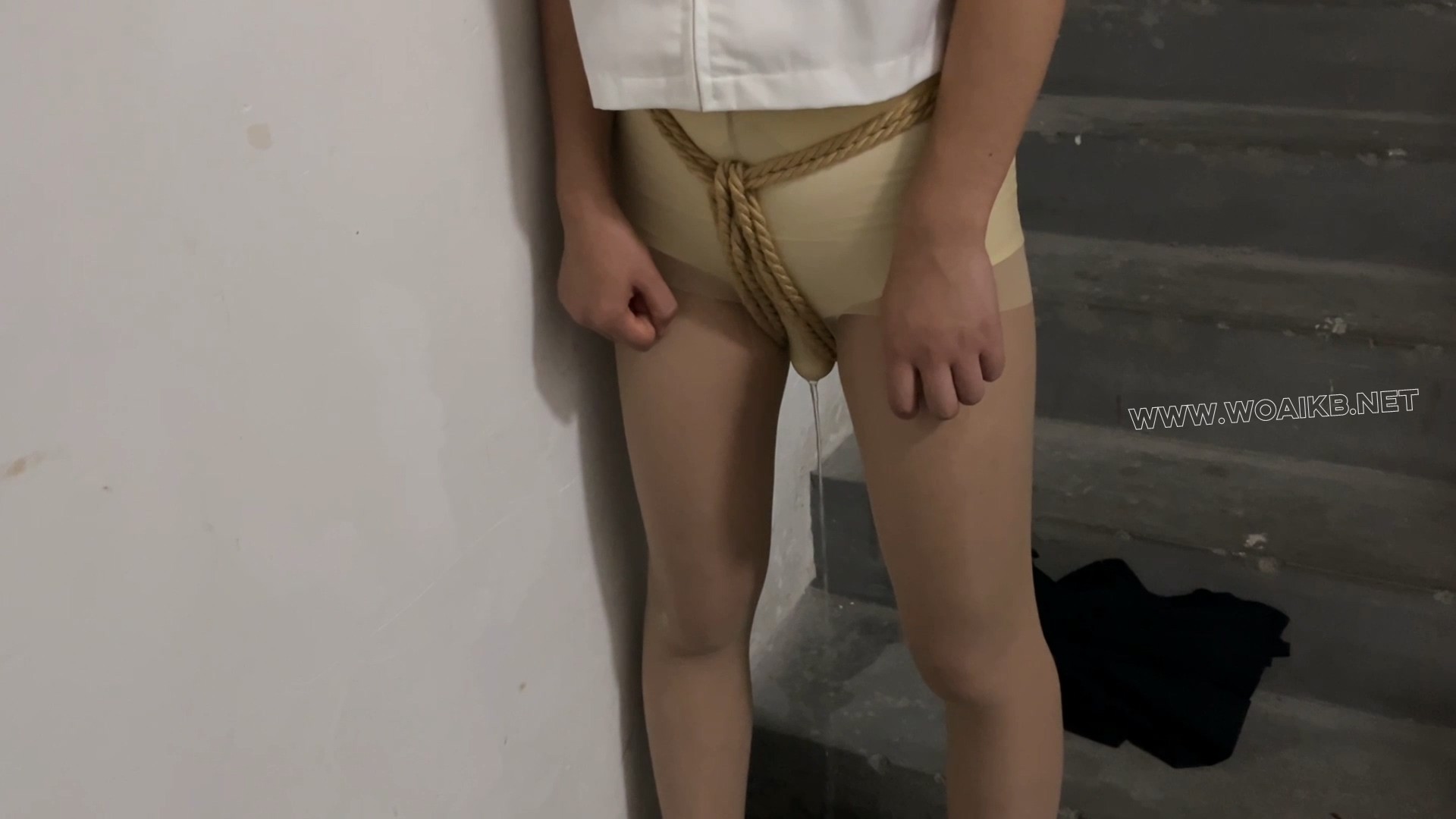 【户外惊魂-臭脚妹妹的秘密】史上最大量失禁+cha入式玩具外出+超紧股绳，JK+发光肉 预览图