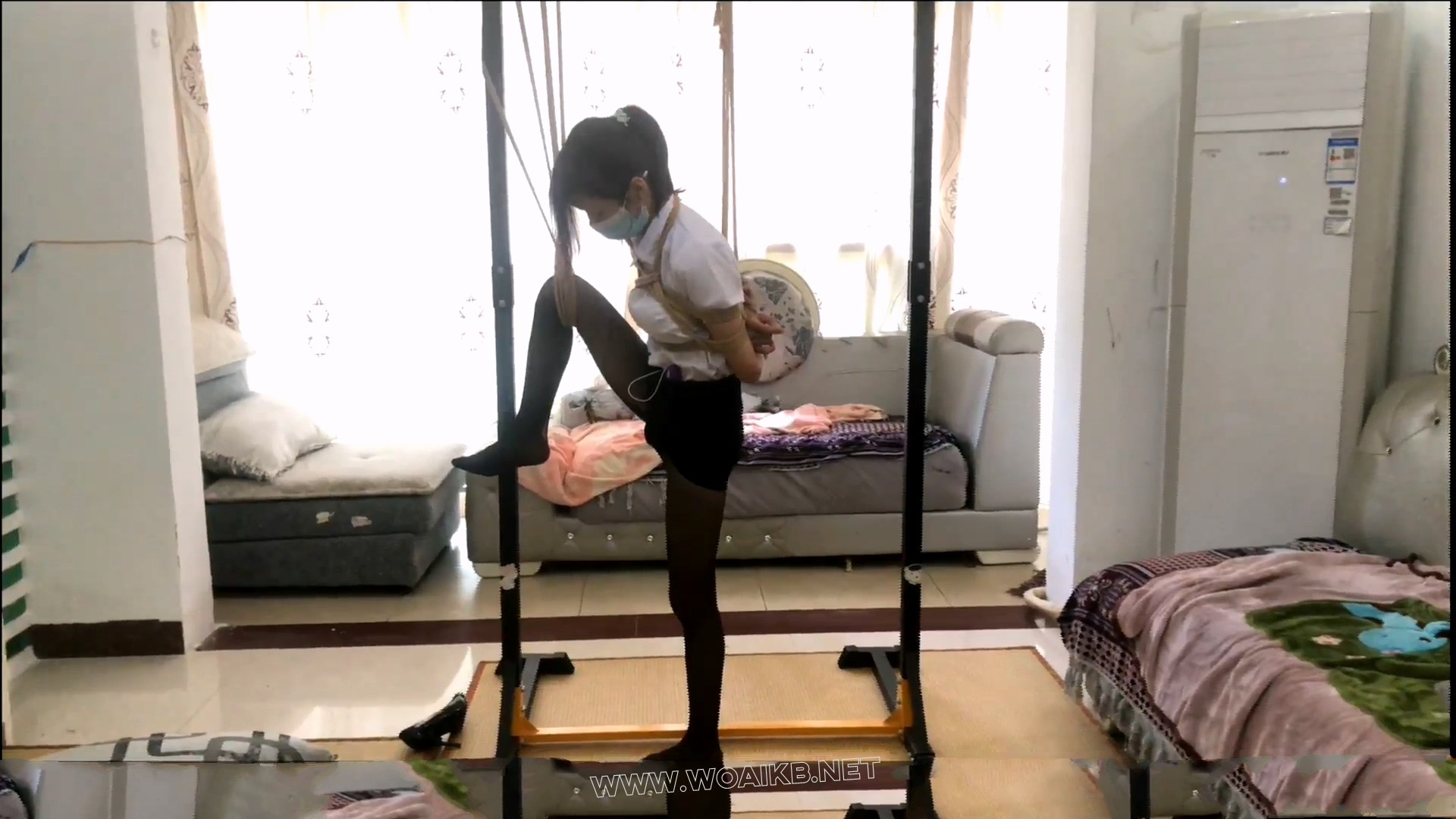【琳媚】谁能拒绝可以同时玩脚又玩凶的小M呢 性感黑丝片足单腿吊 高马尾带TD 预览图