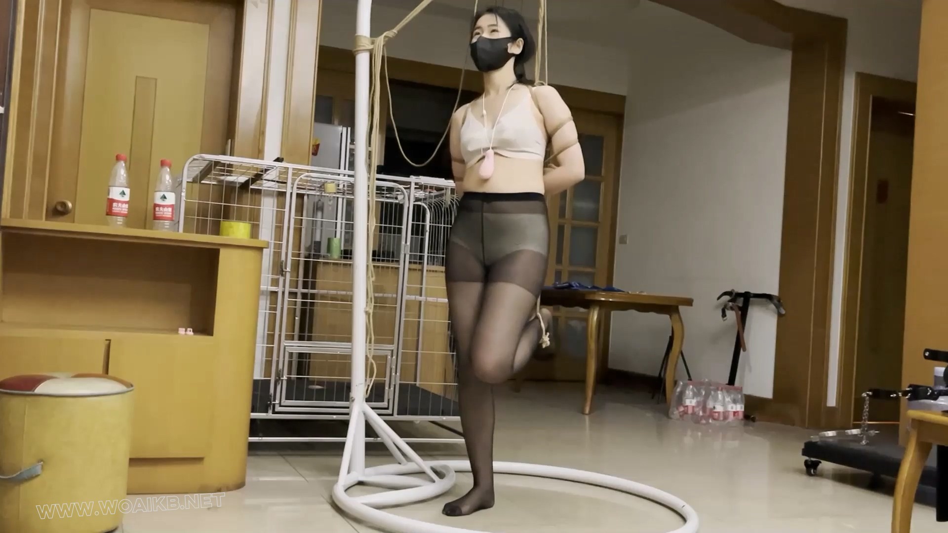 定拍调教之阿然五花大绑单脚吊憋尿失禁，振动乳夹+黑丝单脚吊放置+大力揉胸+打屁屁 预览图