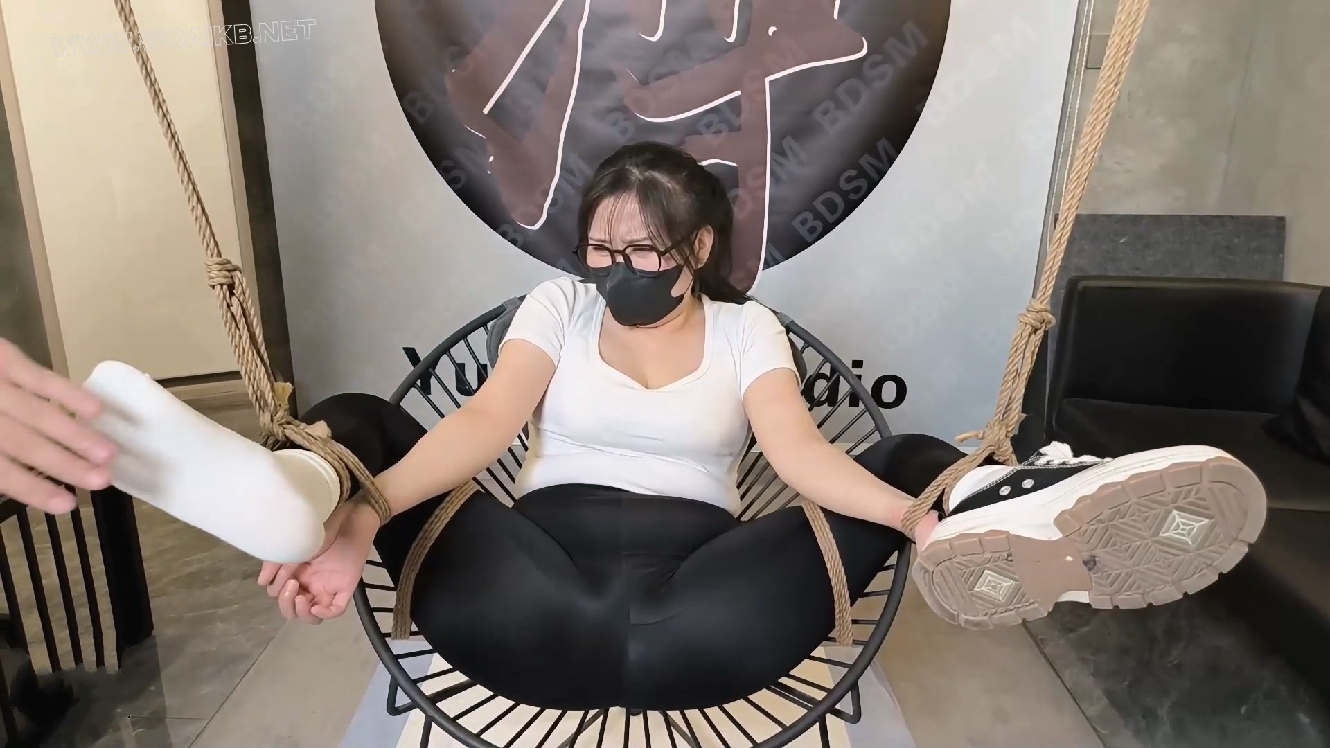 裸贷陷阱 瑜伽裤 运动装 尾随 控制 羞辱 强高 失禁 拷问 玩胸 虐阴 藤条 散鞭 真空 预览图