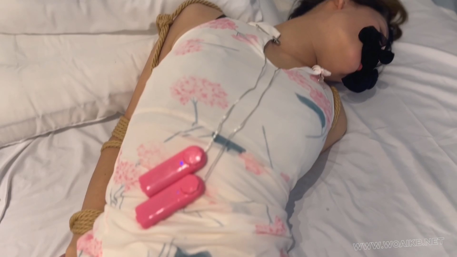 点上门服务遇到了有隐藏属性的美女 出差在酒店闲来无事玩电脑游戏，突然接到上门特 预览图