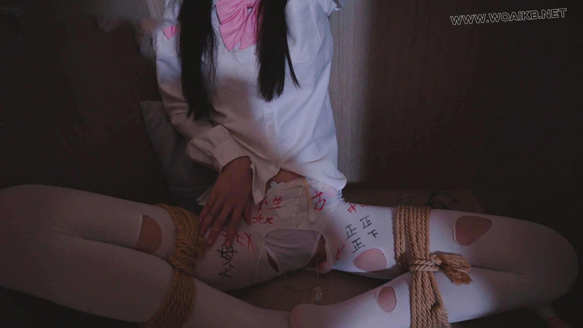 白丝少女全身捆绑在柜子中，白丝美腿诱人，全身捆绑，强制玩弄+玩具调教GC（第一视 预览图