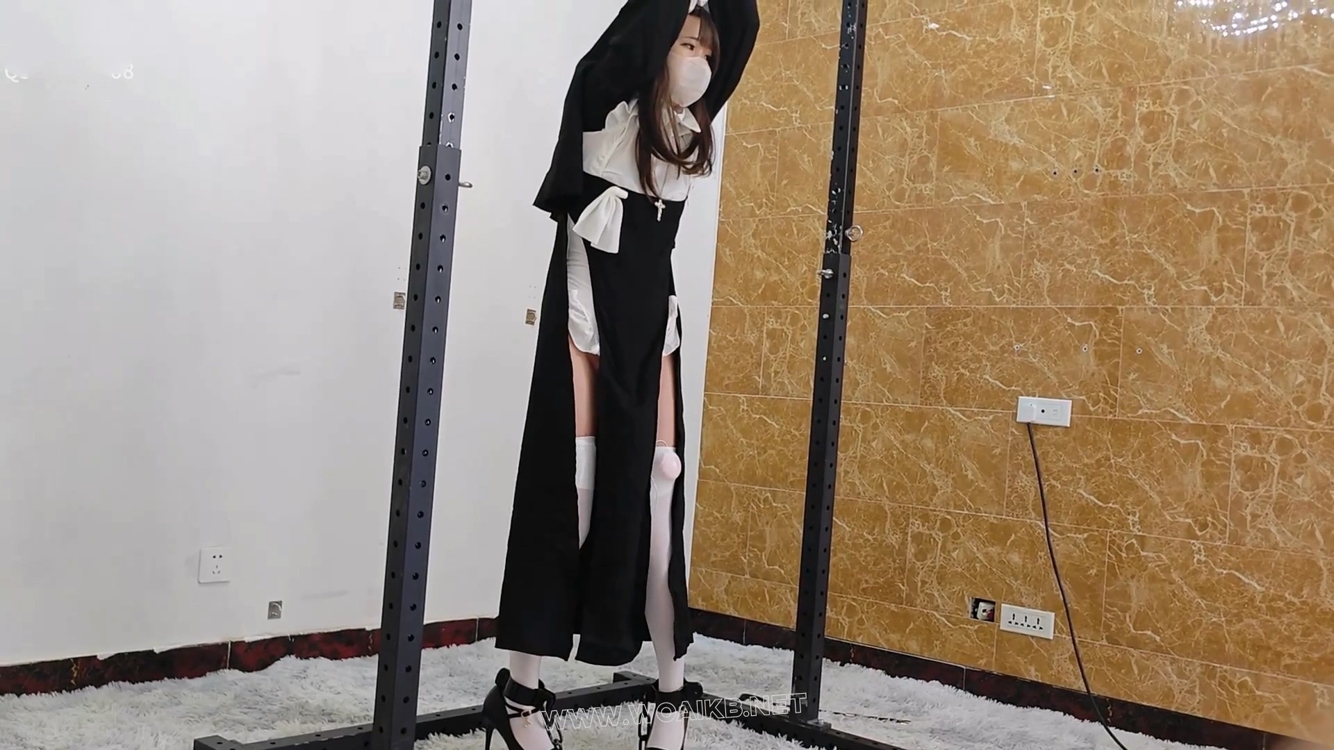 白丝小修女苗苗初次体验绳缚TD，白丝高跟，脚铐吊手，苗苗这个体质太敏感也太娇弱 预览图