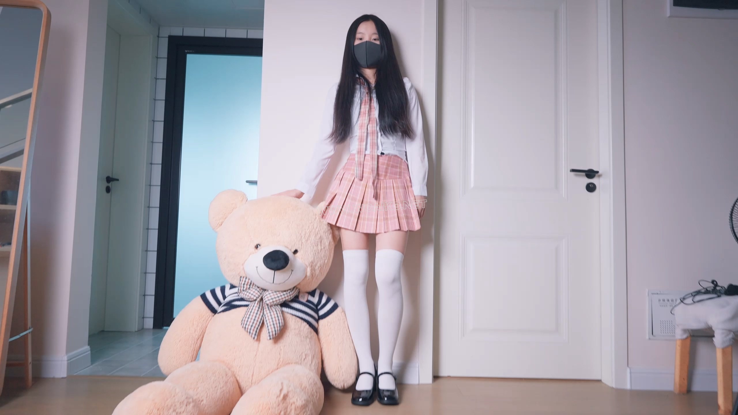 《假扮手办的女小偷》漂亮女小偷入室盗窃，男主突然回家！女小偷急中生智假扮主人 预览图