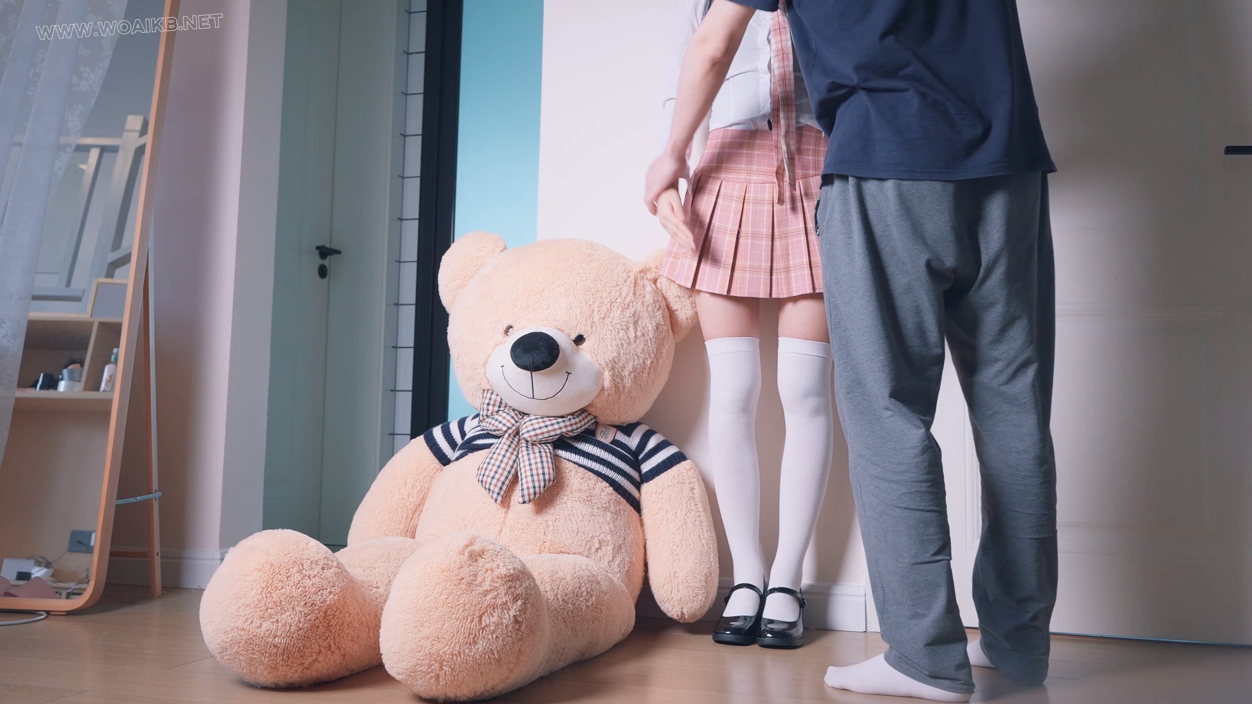《假扮手办的女小偷》漂亮女小偷入室盗窃，男主突然回家！女小偷急中生智假扮主人 预览图