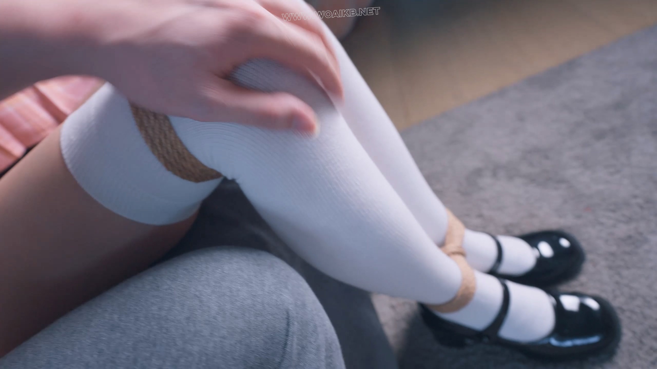 《假扮手办的女小偷》漂亮女小偷入室盗窃，男主突然回家！女小偷急中生智假扮主人 预览图