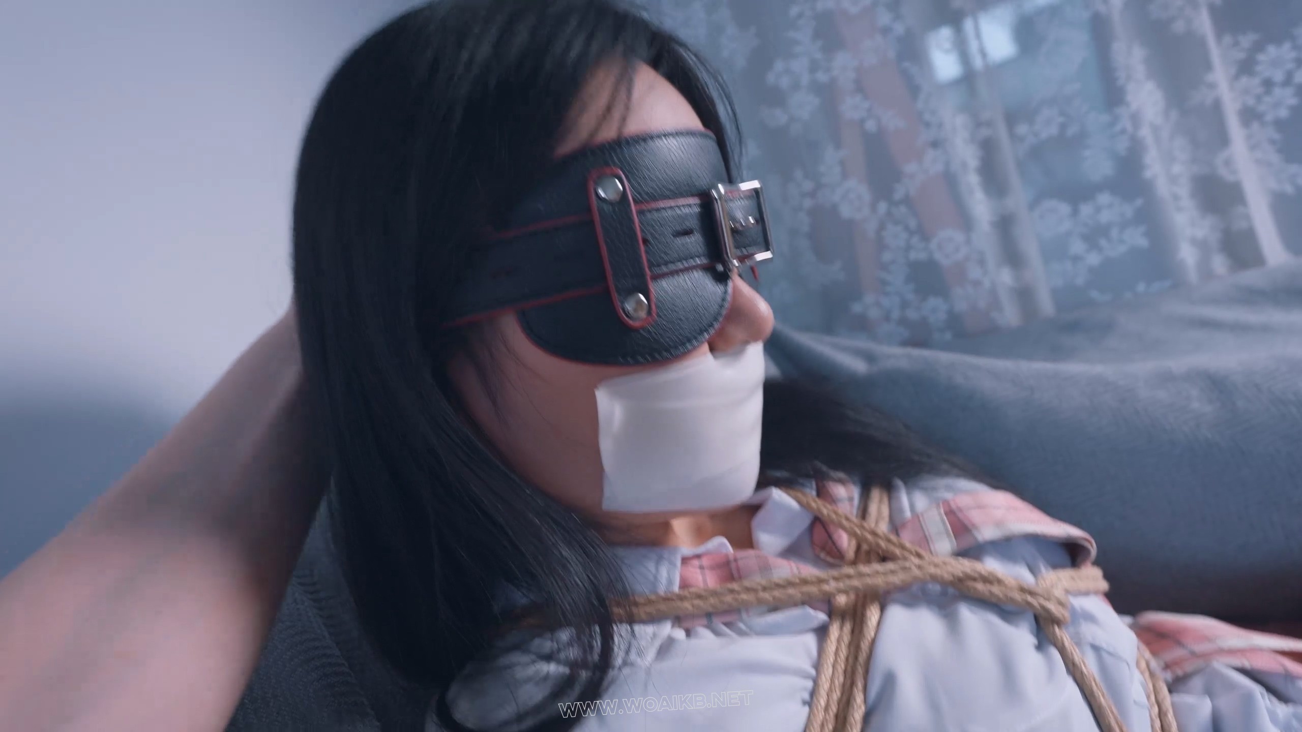 《假扮手办的女小偷》漂亮女小偷入室盗窃，男主突然回家！女小偷急中生智假扮主人 预览图