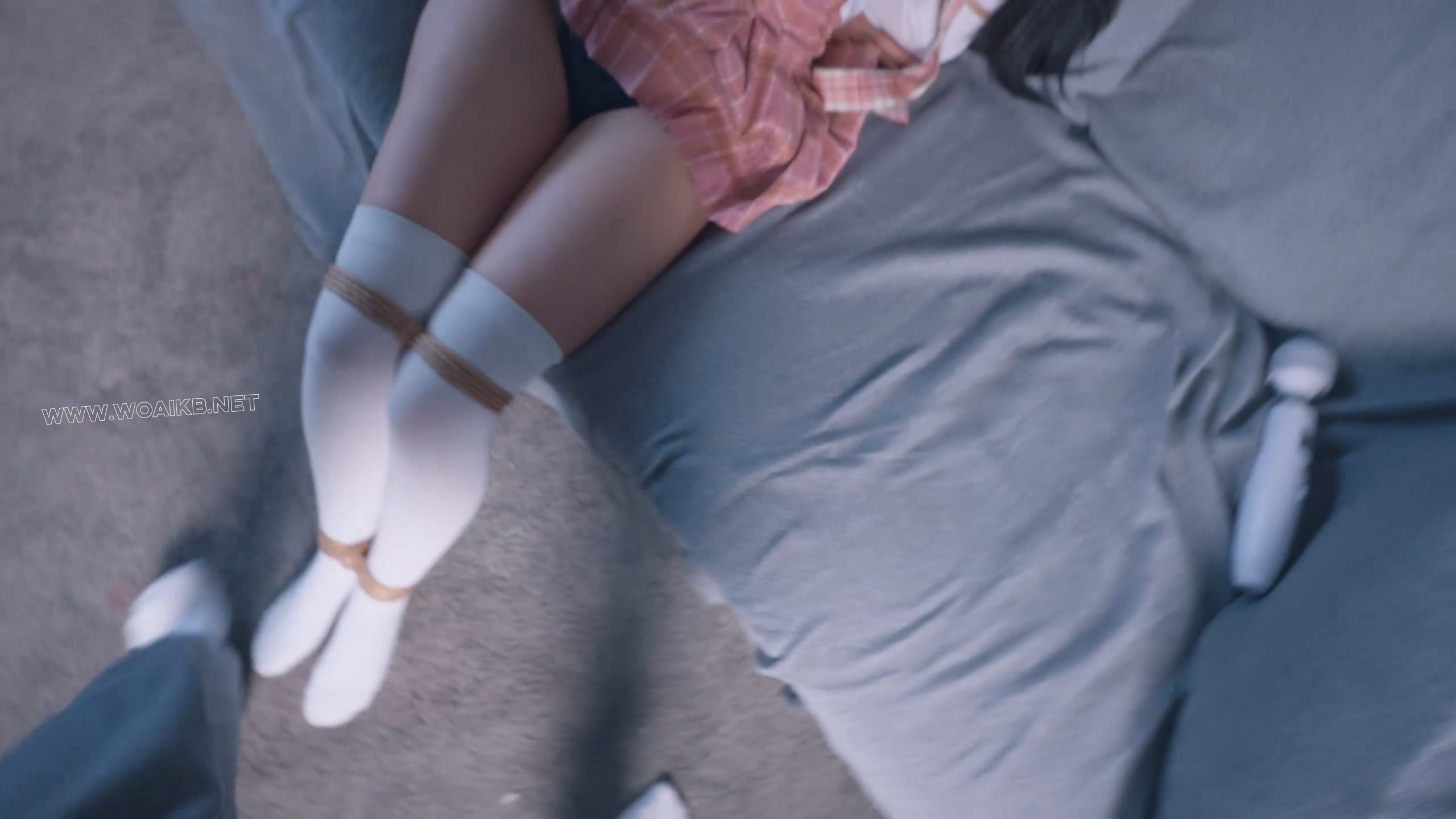 《假扮手办的女小偷》漂亮女小偷入室盗窃，男主突然回家！女小偷急中生智假扮主人 预览图