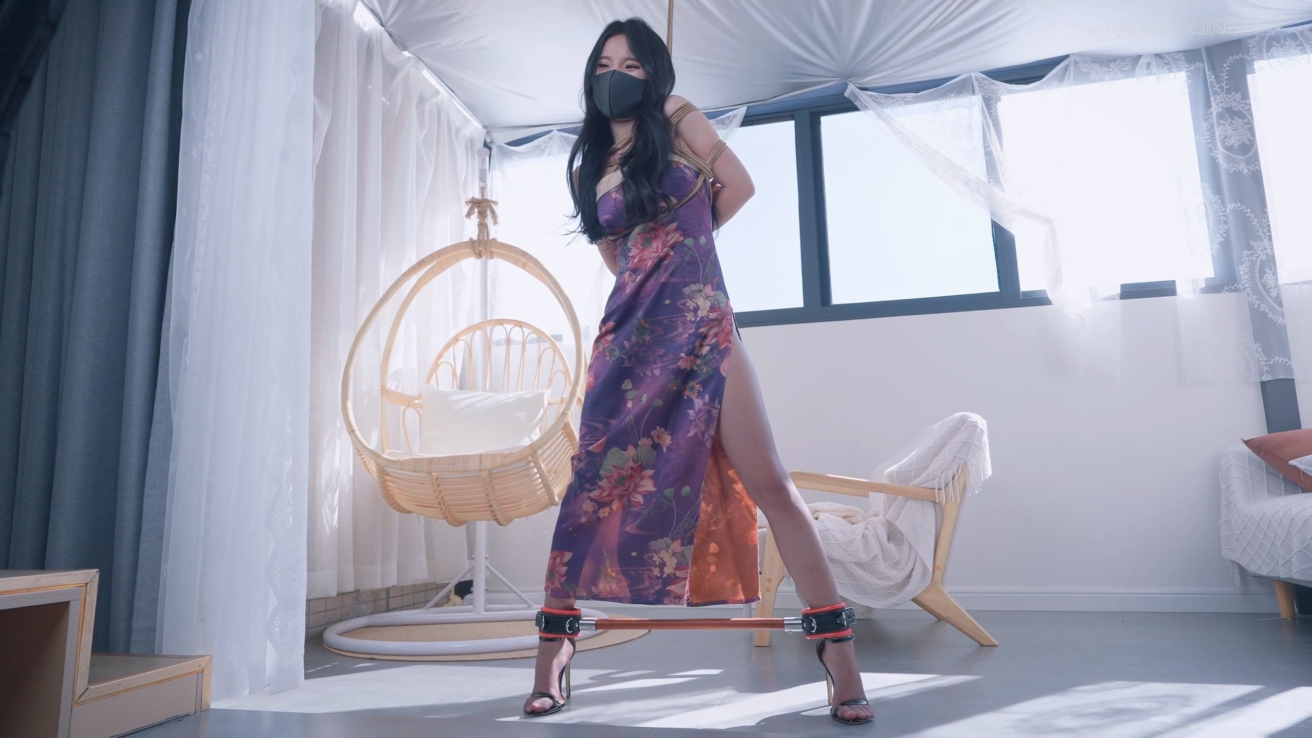 《欠债人妻》第三集 妩媚人妻心甘情愿沦落为金钱的玩物，假阳口塞不停抽插爆汁+粘 预览图