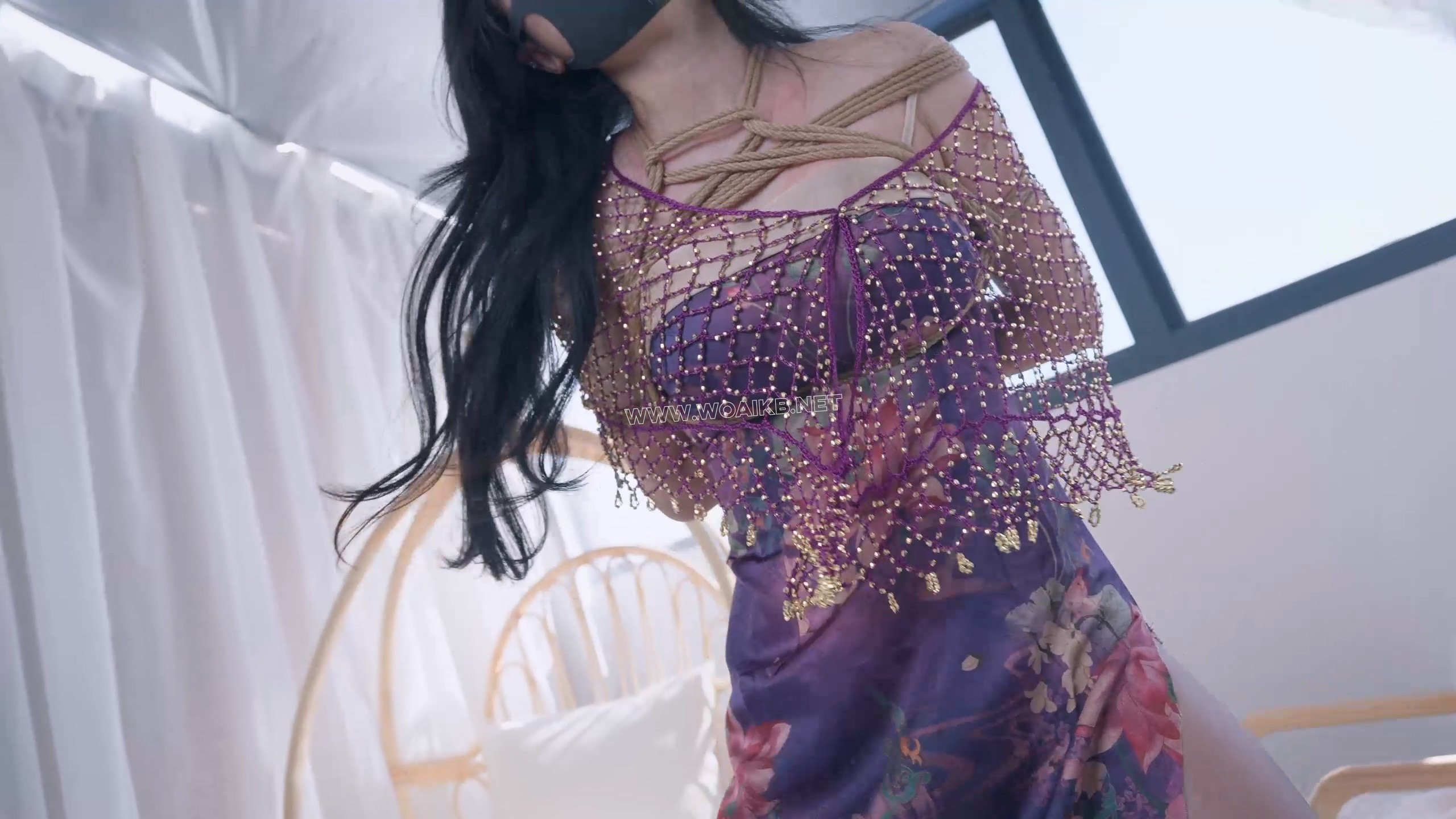 《欠债人妻》第三集 妩媚人妻心甘情愿沦落为金钱的玩物，假阳口塞不停抽插爆汁+粘 预览图