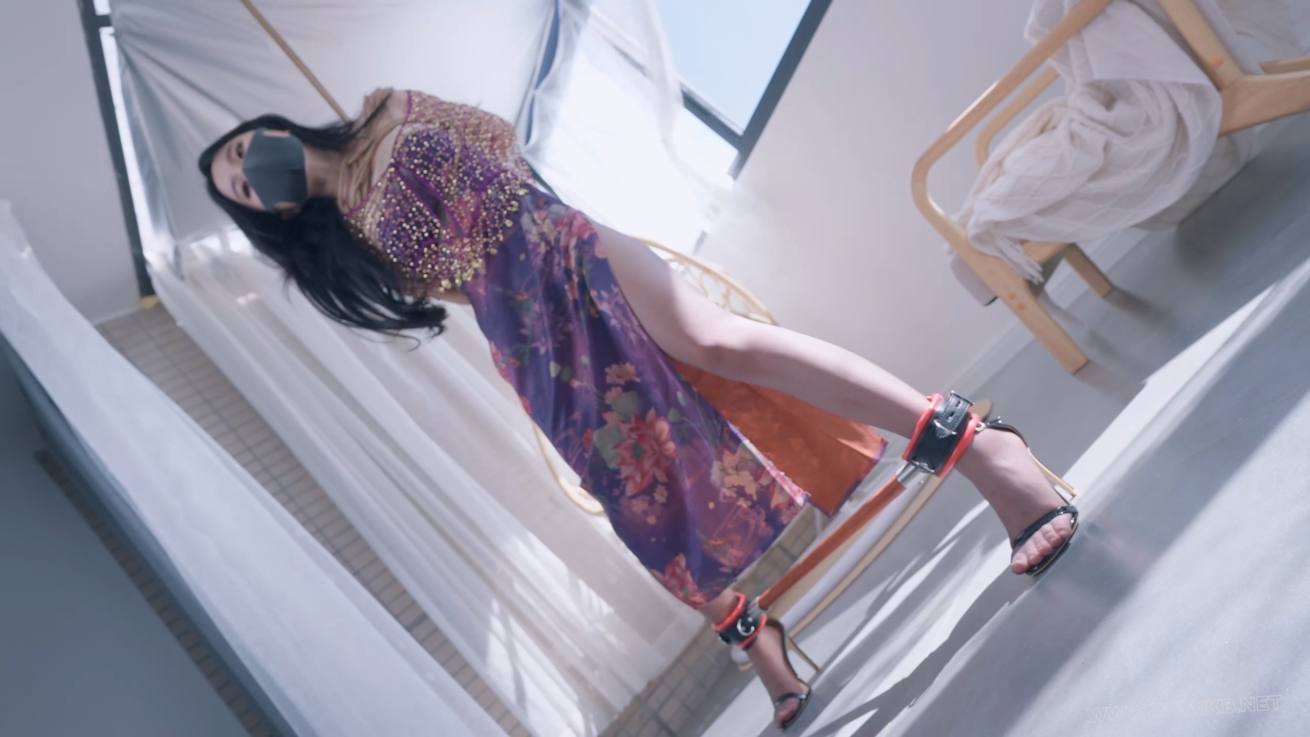 《欠债人妻》第三集 妩媚人妻心甘情愿沦落为金钱的玩物，假阳口塞不停抽插爆汁+粘 预览图