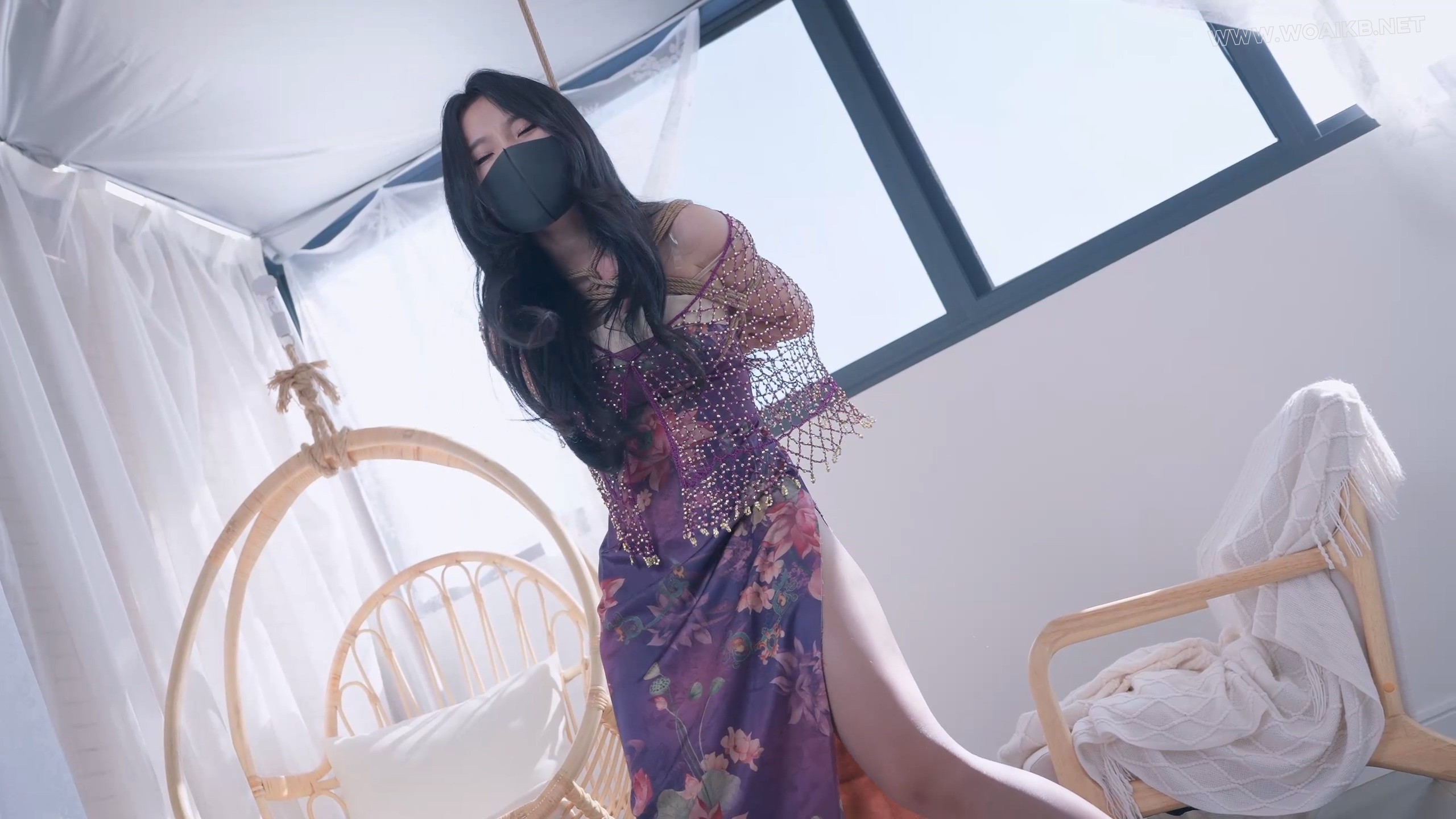 《欠债人妻》第三集 妩媚人妻心甘情愿沦落为金钱的玩物，假阳口塞不停抽插爆汁+粘 预览图