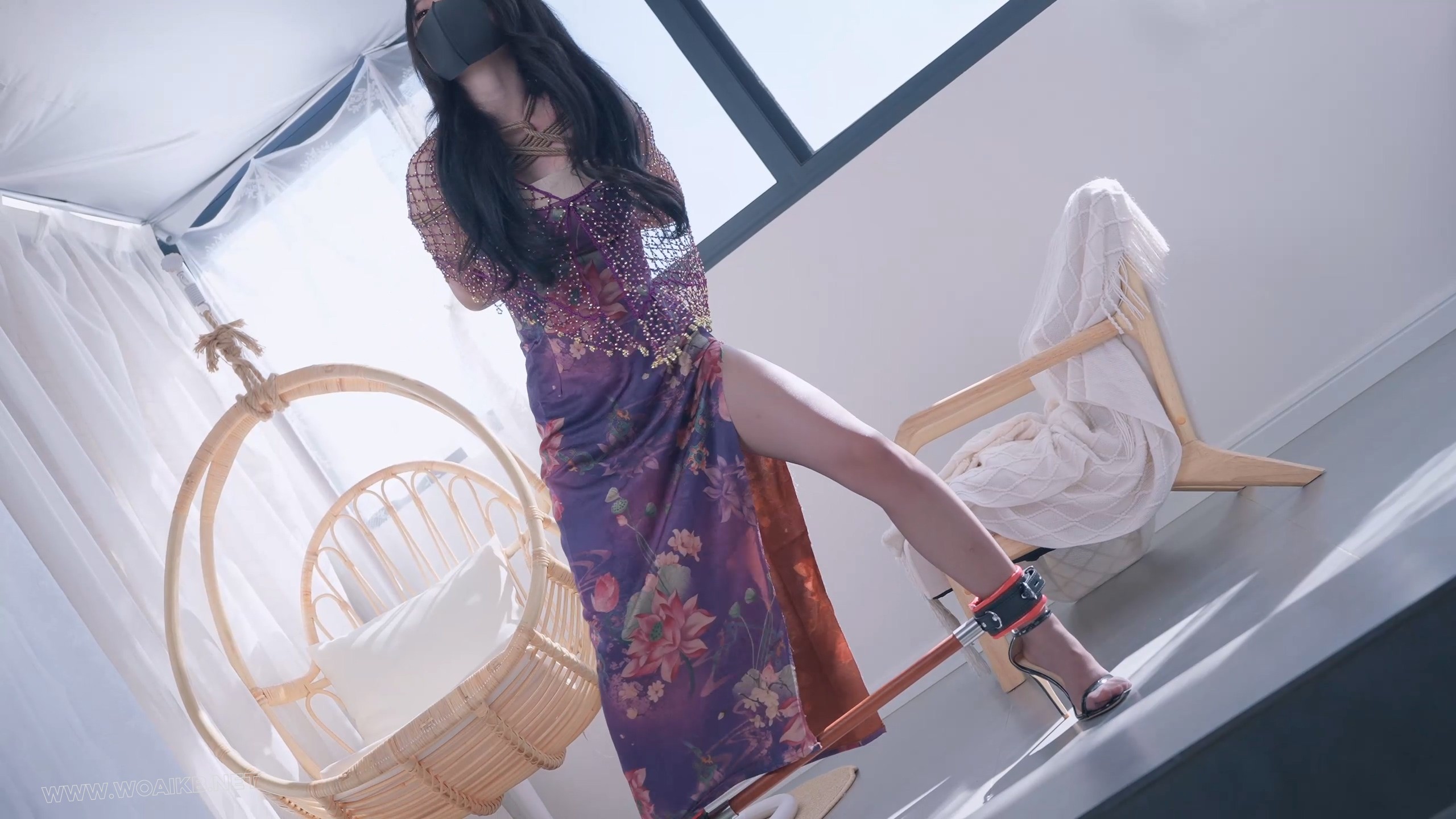 《欠债人妻》第三集 妩媚人妻心甘情愿沦落为金钱的玩物，假阳口塞不停抽插爆汁+粘 预览图