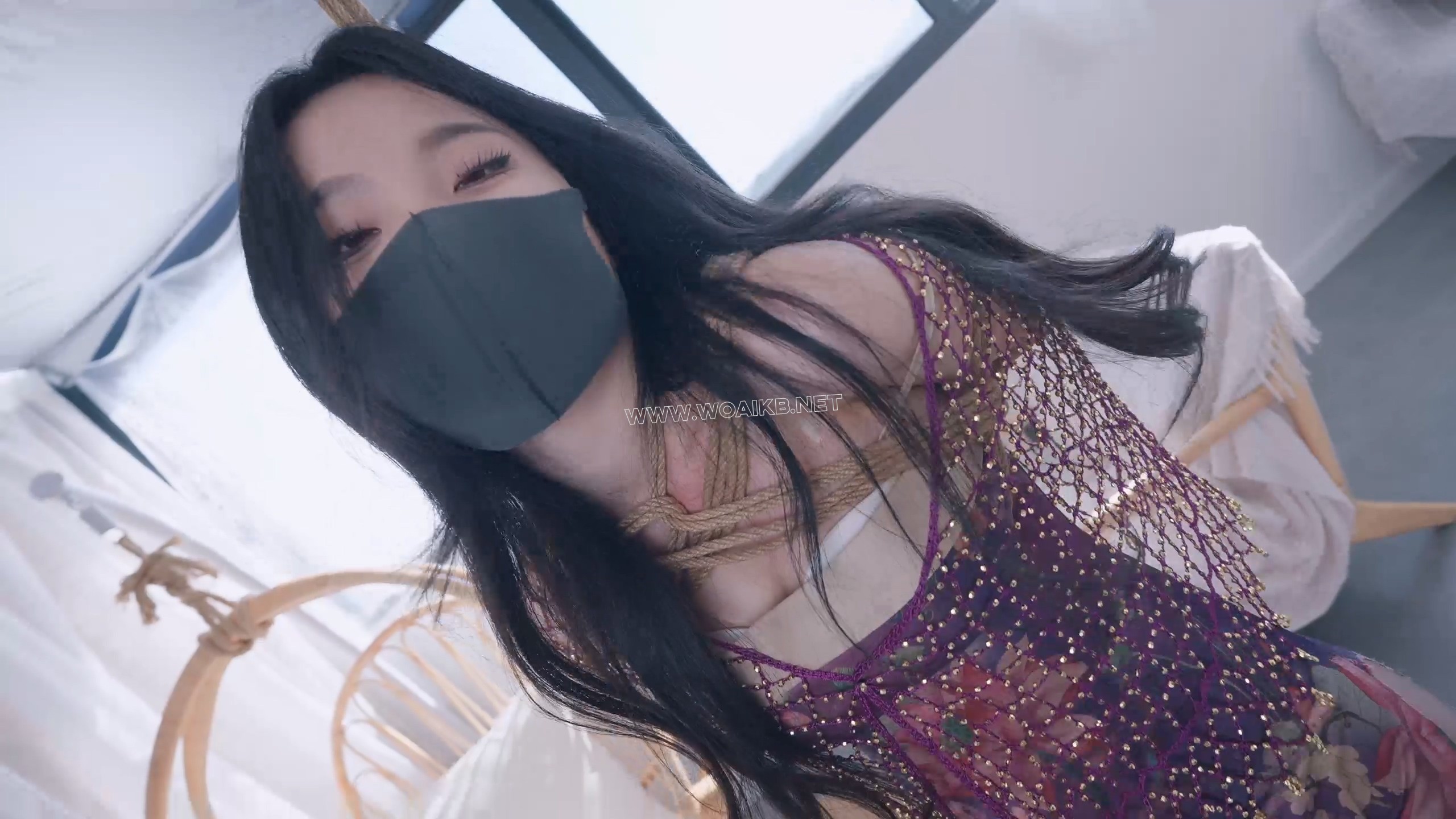 《欠债人妻》第三集 妩媚人妻心甘情愿沦落为金钱的玩物，假阳口塞不停抽插爆汁+粘 预览图