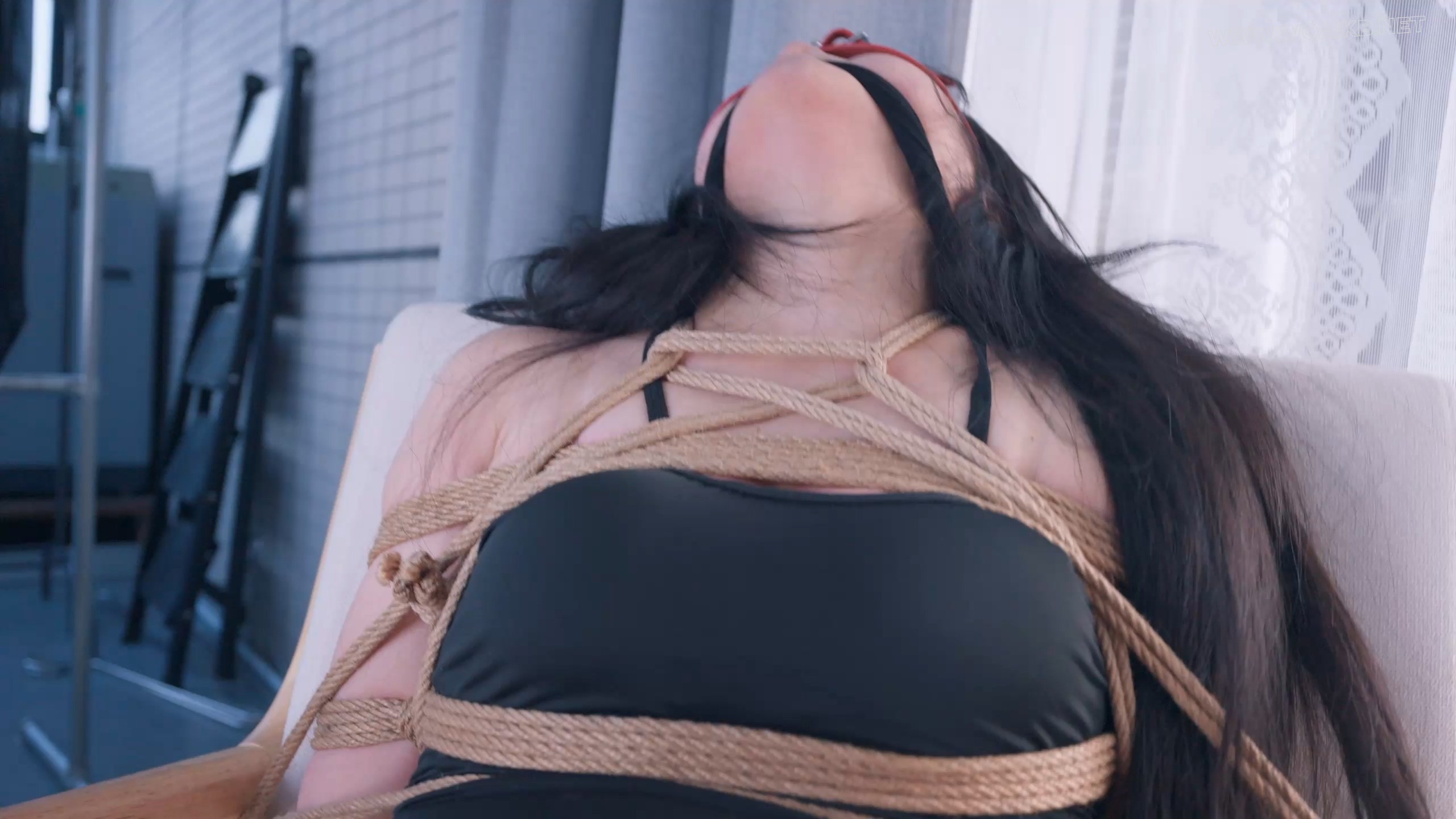 《潜入美女家的大叔3》趁着美女睡觉，潜入她家，把美女大字捆绑，阳ju口塞蹂躏小嘴 预览图