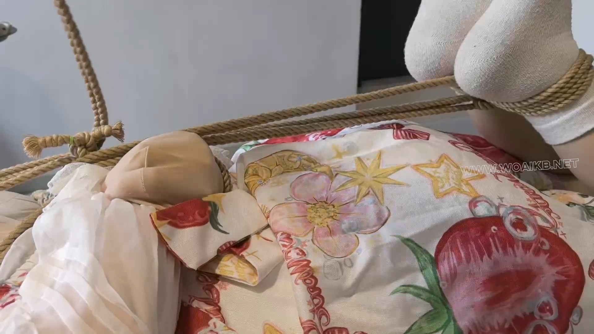 人偶养成记 一年时间每天十个小时的丝袜全包 让她形成肌肉记忆 接受自己人偶的身份 预览图
