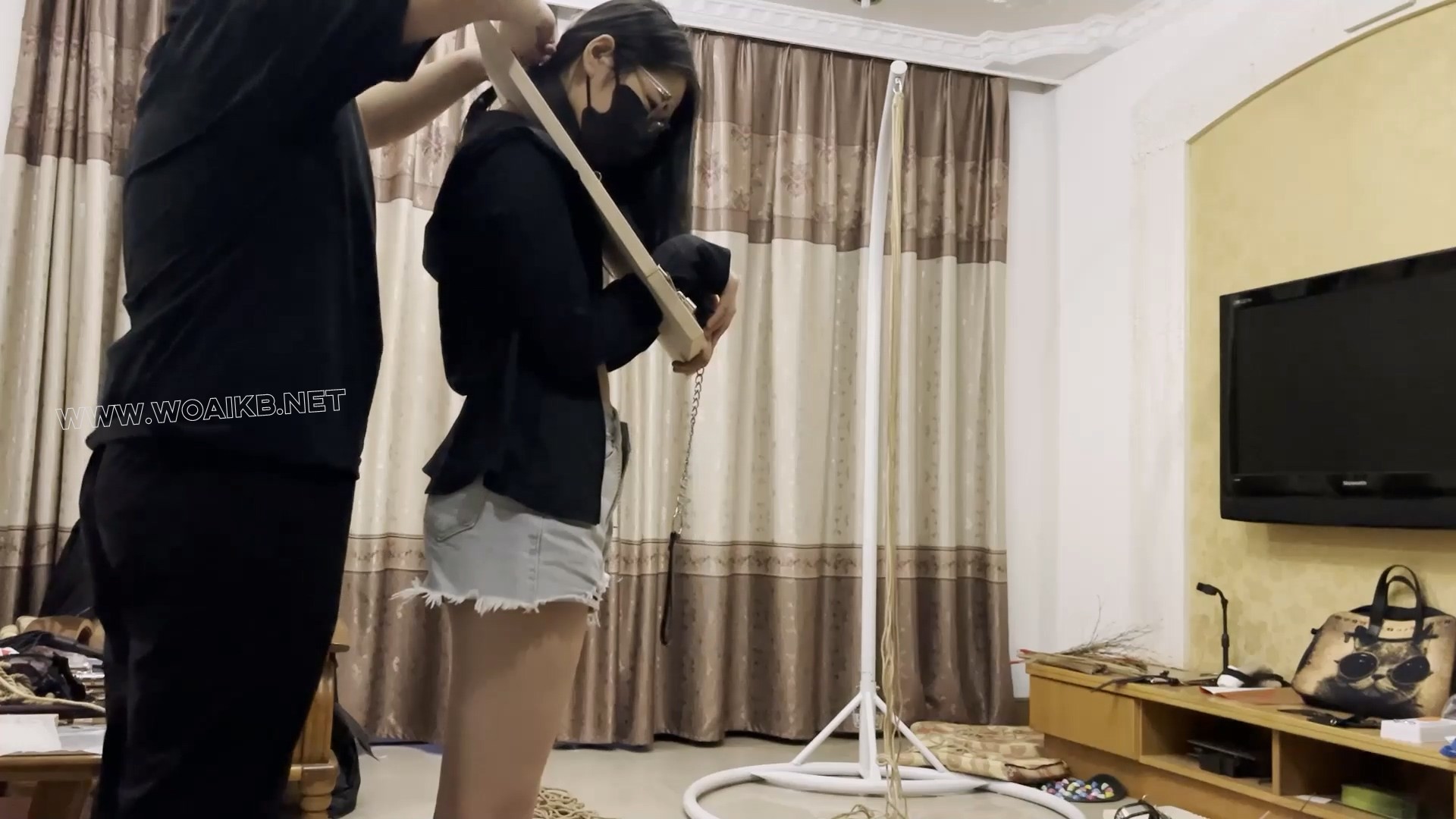 线下真实调教之超漂亮m阿然木枷镣铐调教！木枷锁+项圈+脚镣+海老缚+骑乘踩踏羞辱+ 预览图