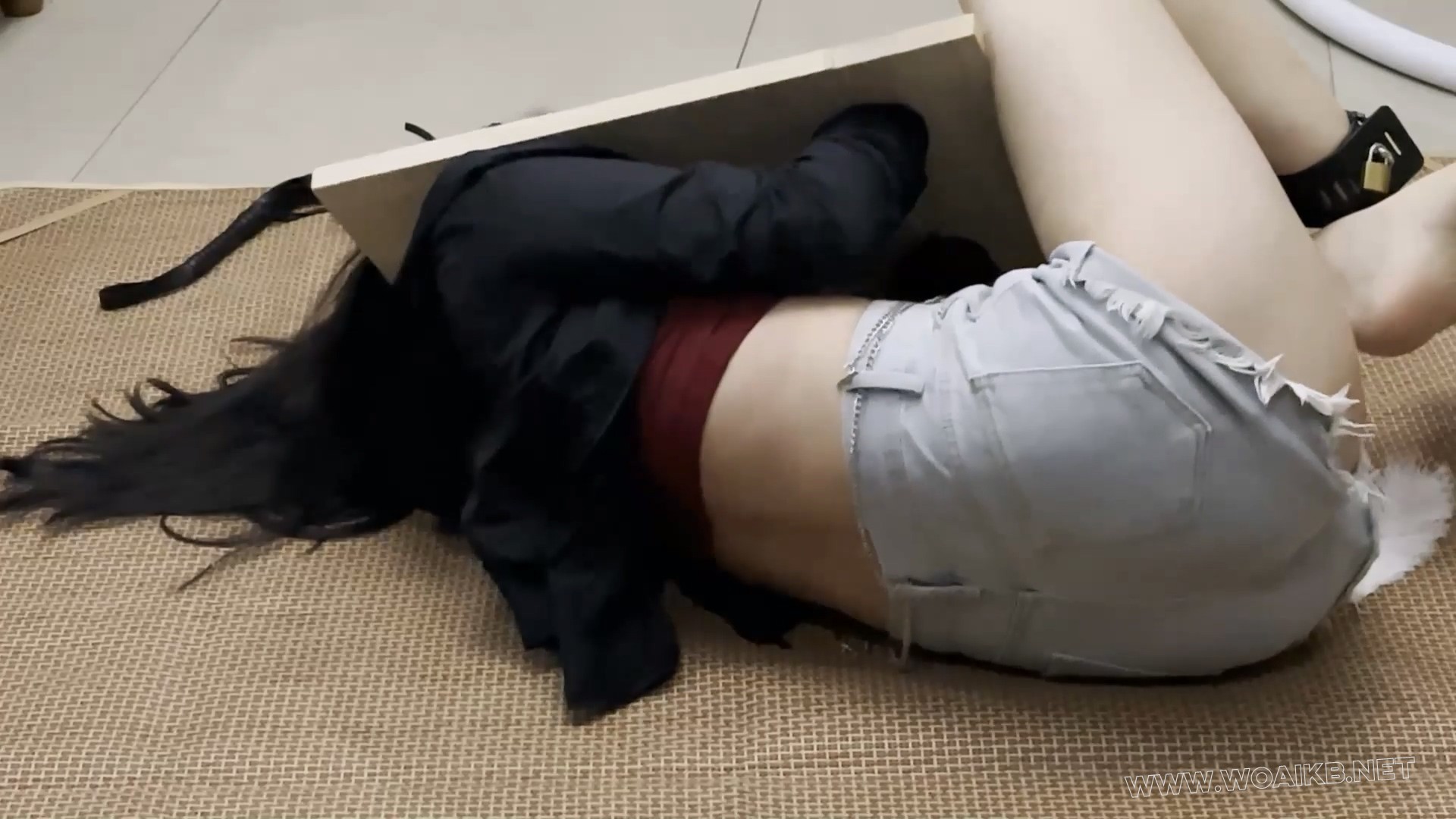 线下真实调教之超漂亮m阿然木枷镣铐调教！木枷锁+项圈+脚镣+海老缚+骑乘踩踏羞辱+ 预览图