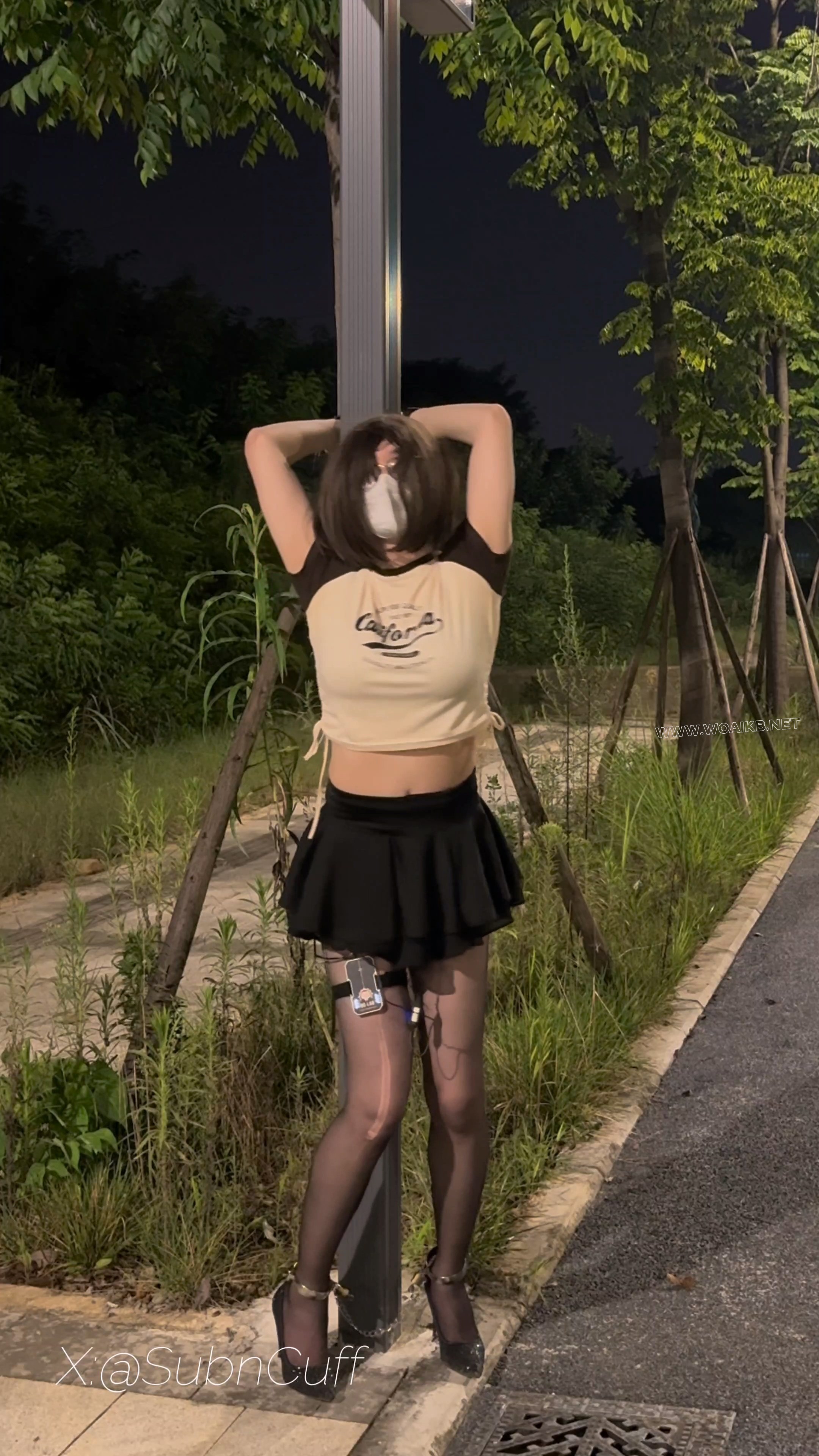户外手脚背铐在路牌上SubM 预览图