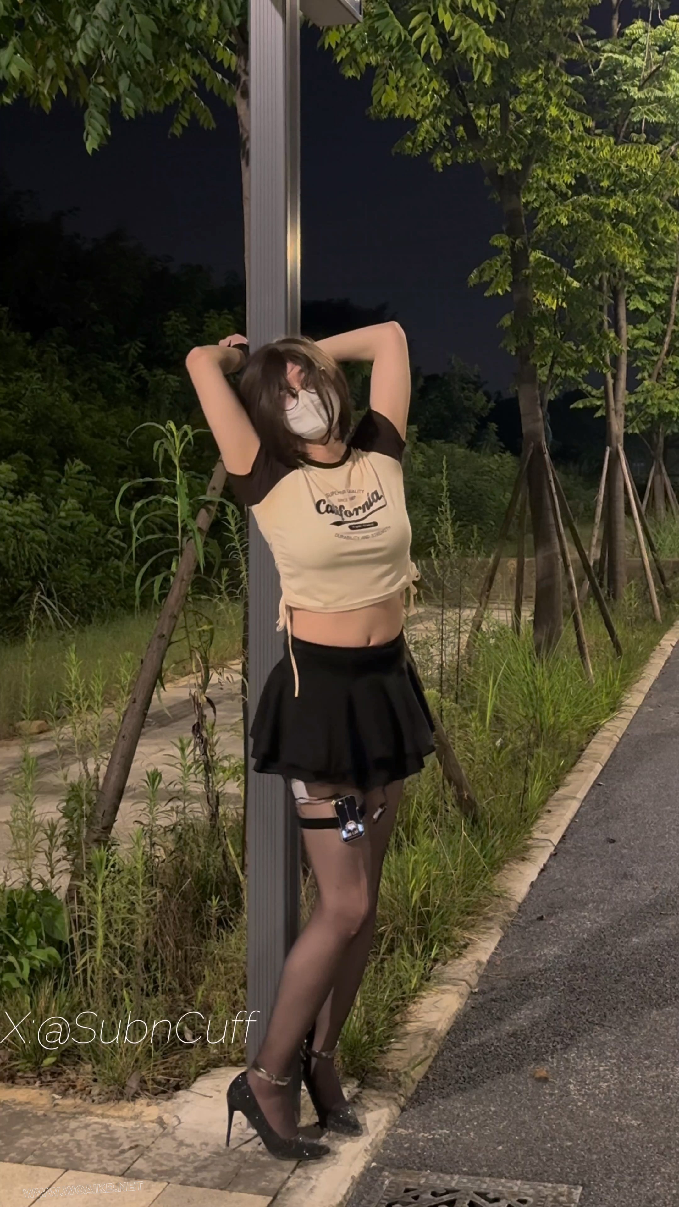 户外手脚背铐在路牌上SubM 预览图